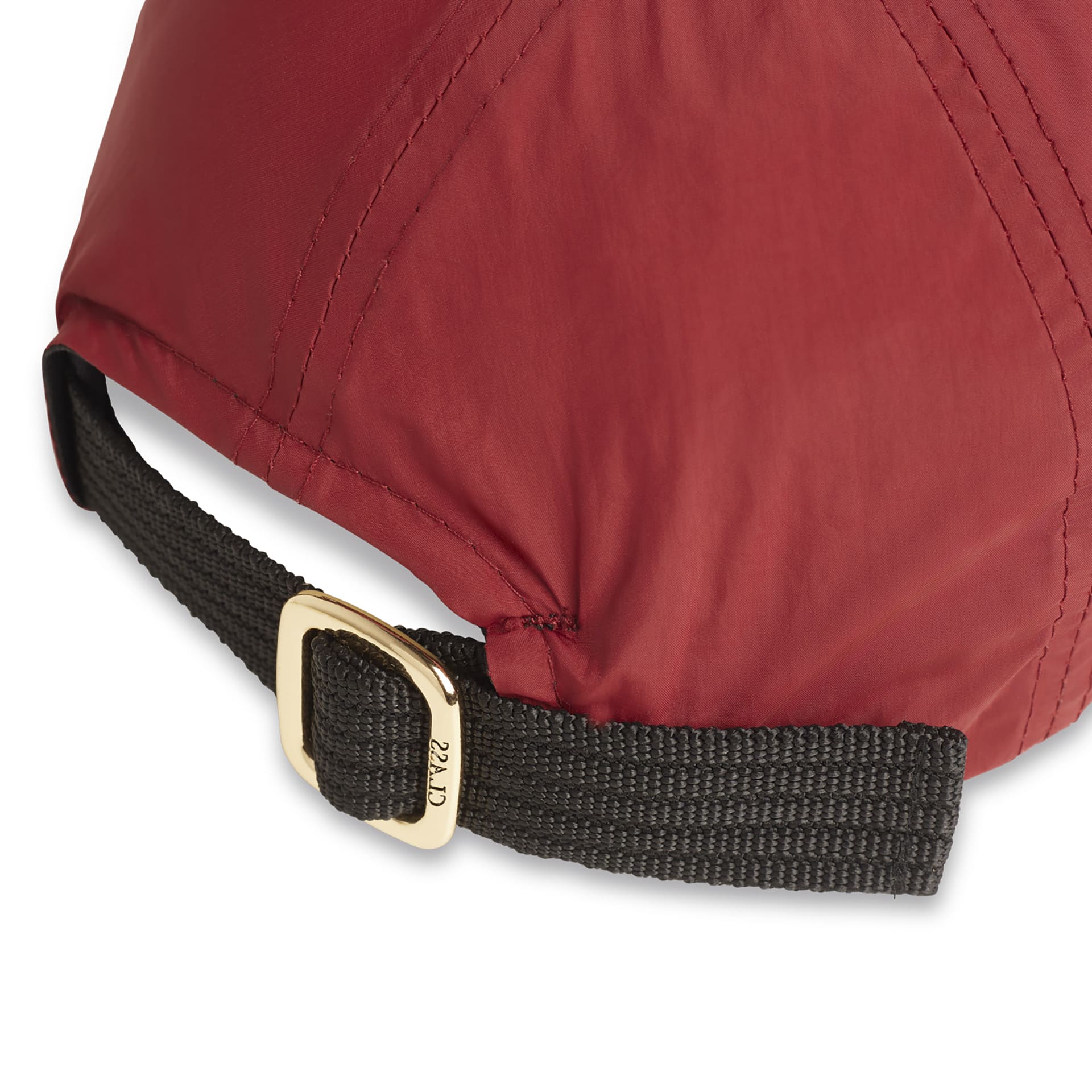 Boné esportivo vermelho com fecho ajustável e fivela dourada