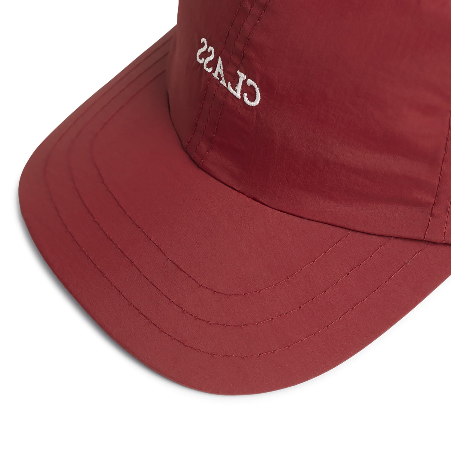 Boné esportivo vermelho com costuras e aba curvada