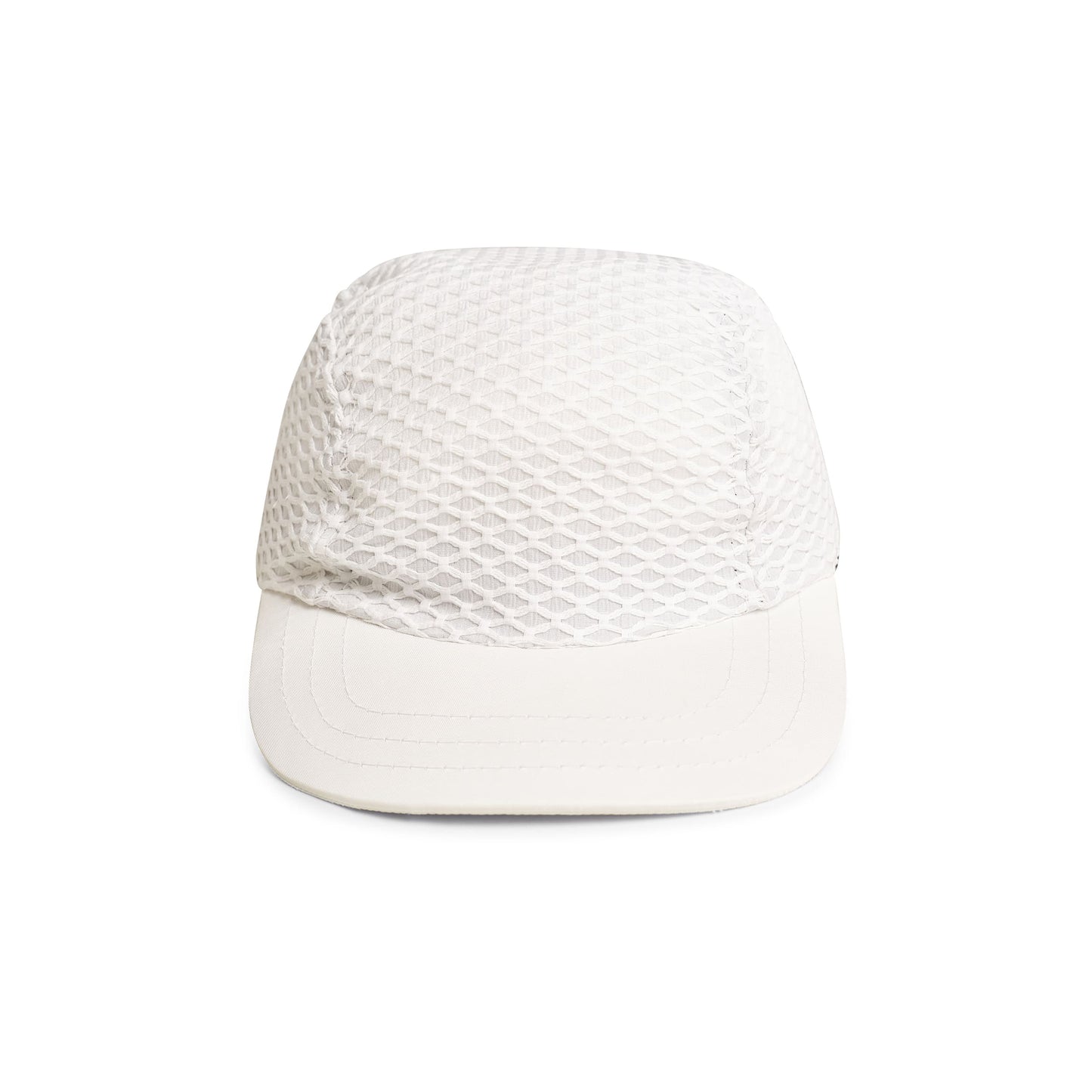 Boné off-white de três painéis com aba curva; superfície em malha texturizada.