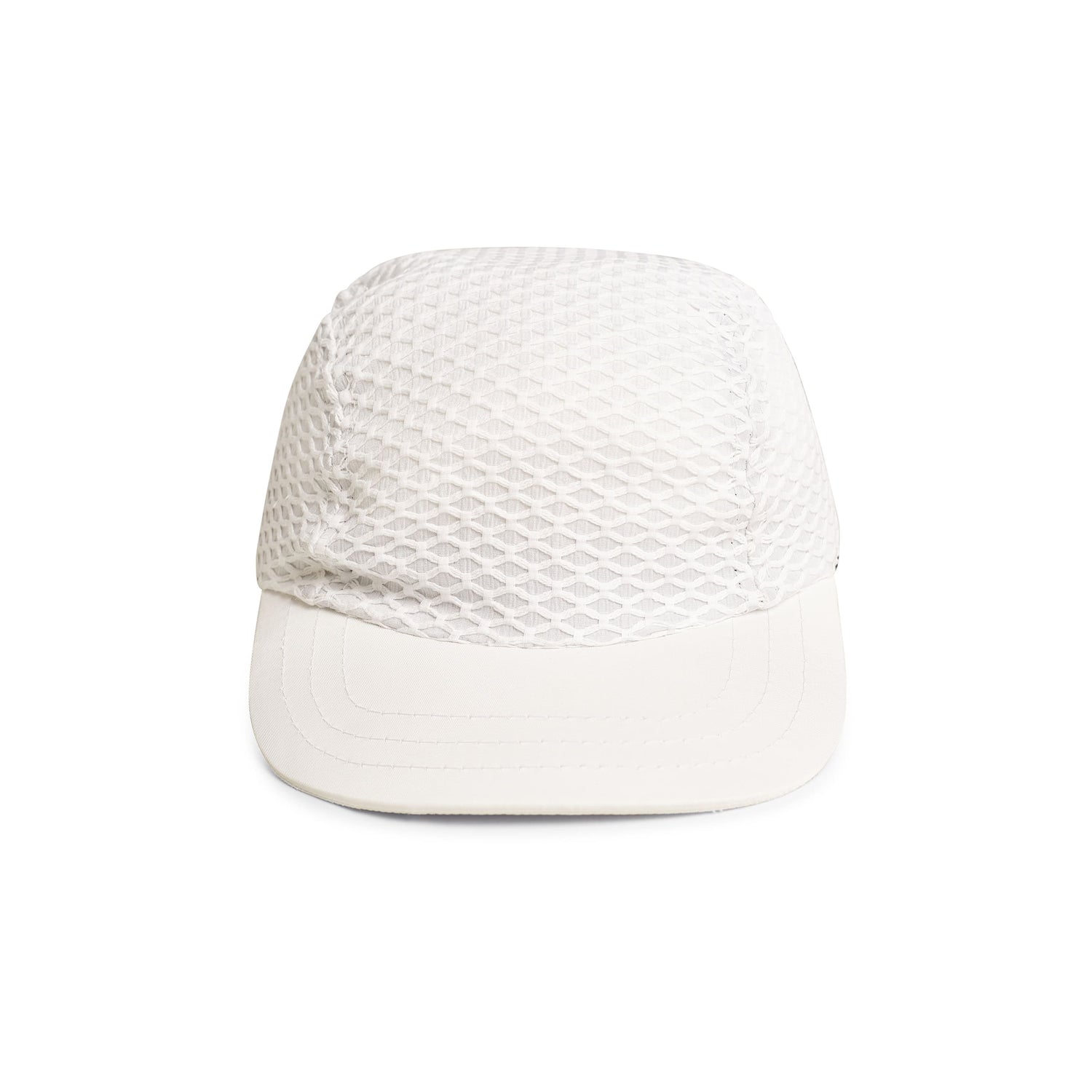 Boné off-white de três painéis com aba curva; superfície em malha texturizada.