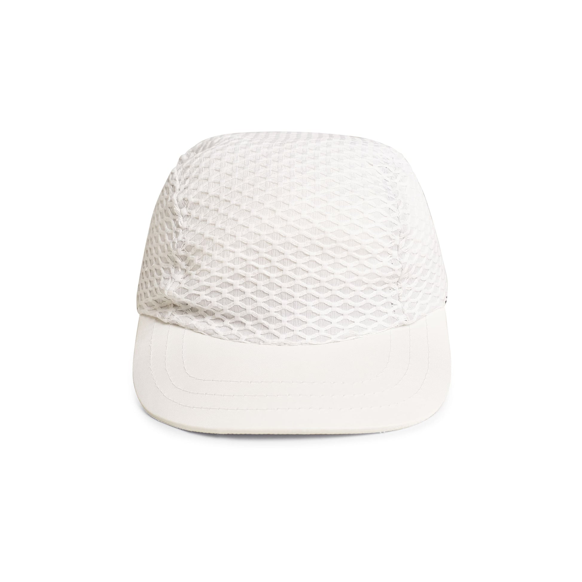 Boné off-white de três painéis com aba curva; superfície em malha texturizada.
