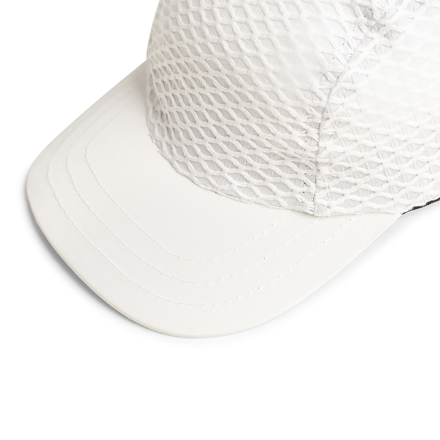 Boné três painéis off-white em malha texturizada, aba curva e costuras laterais.