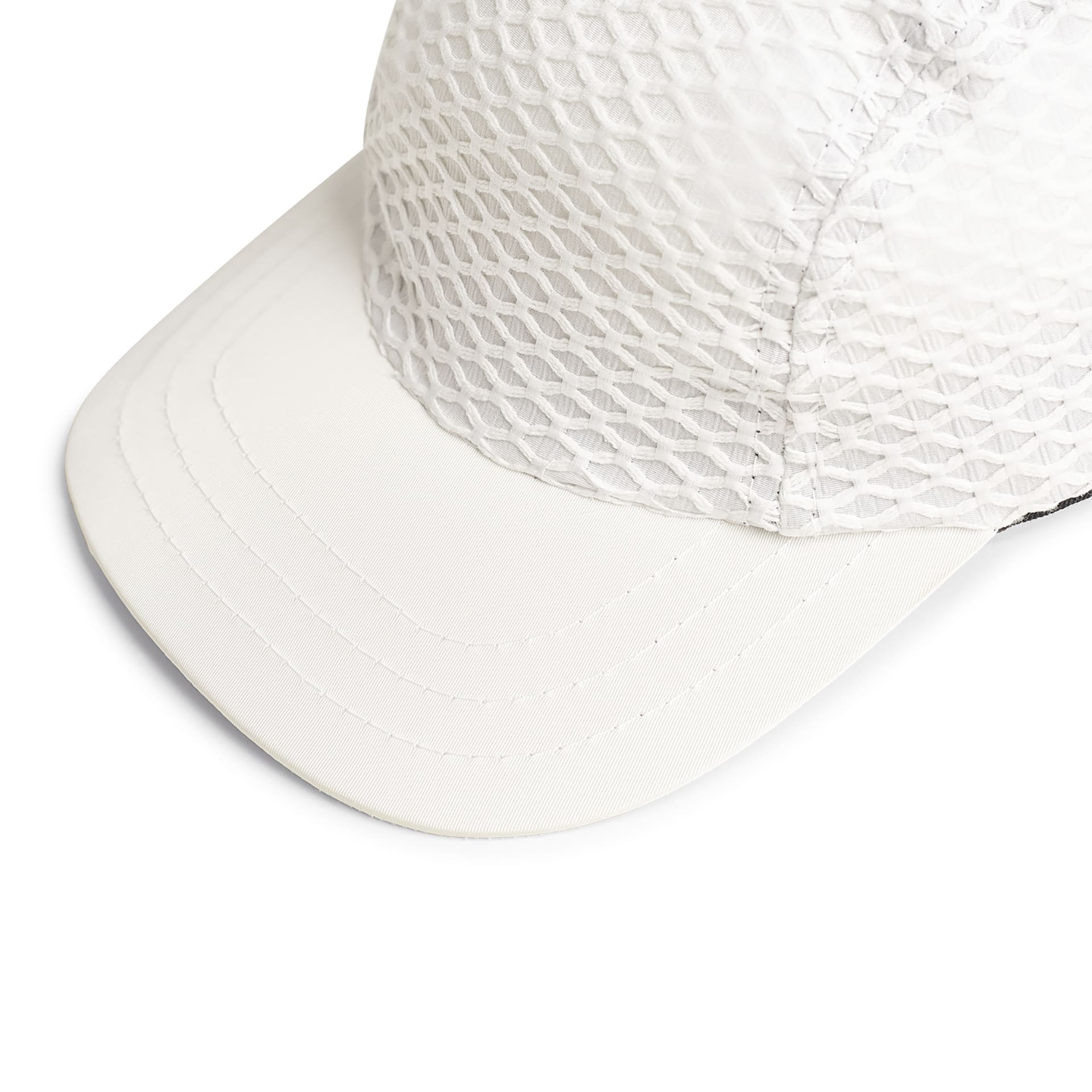 Boné três painéis off-white em malha texturizada, aba curva e costuras laterais.
