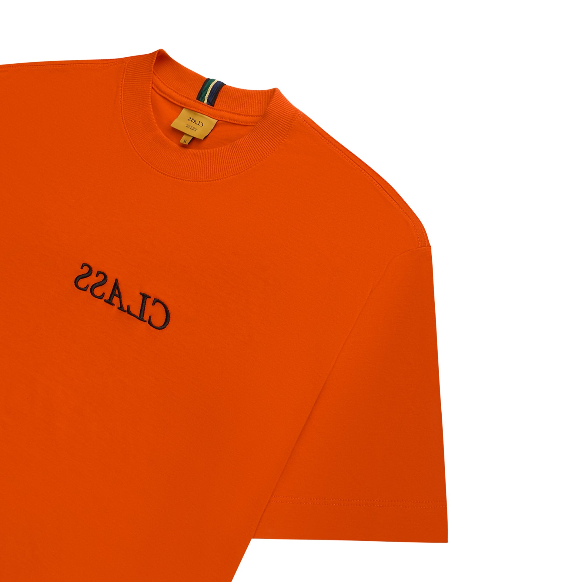 Camiseta laranja com gola redonda canelada e estampa preta na frente