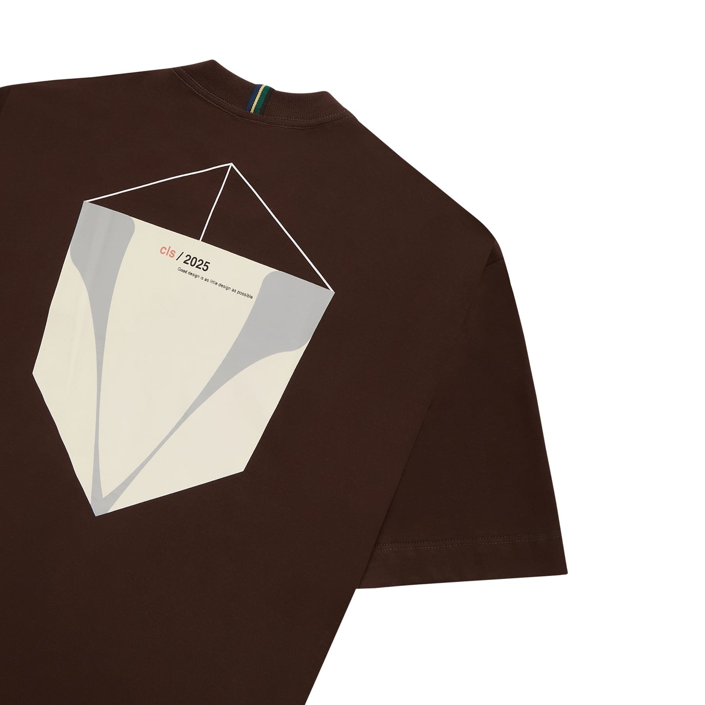 Camiseta marrom com estampa geométrica branca e texto na parte traseira
