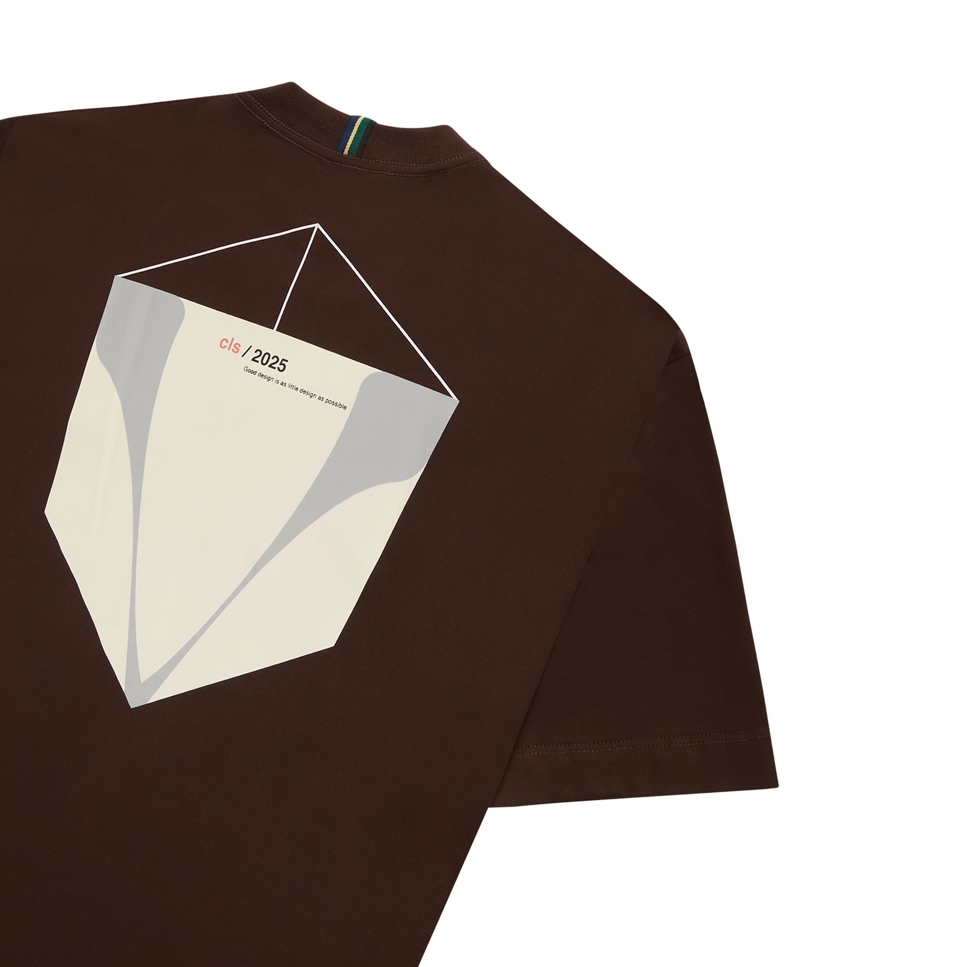 Camiseta marrom com estampa geométrica branca e texto na parte traseira