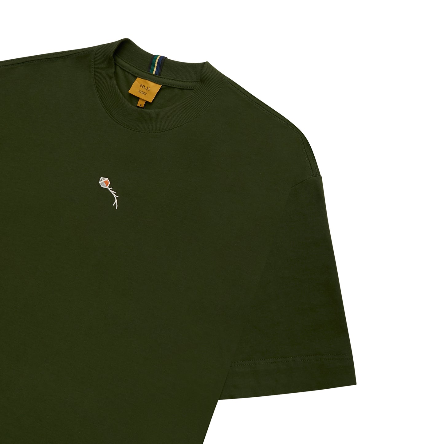 Camiseta verde escura com etiqueta interna e logo pequeno no lado esquerdo