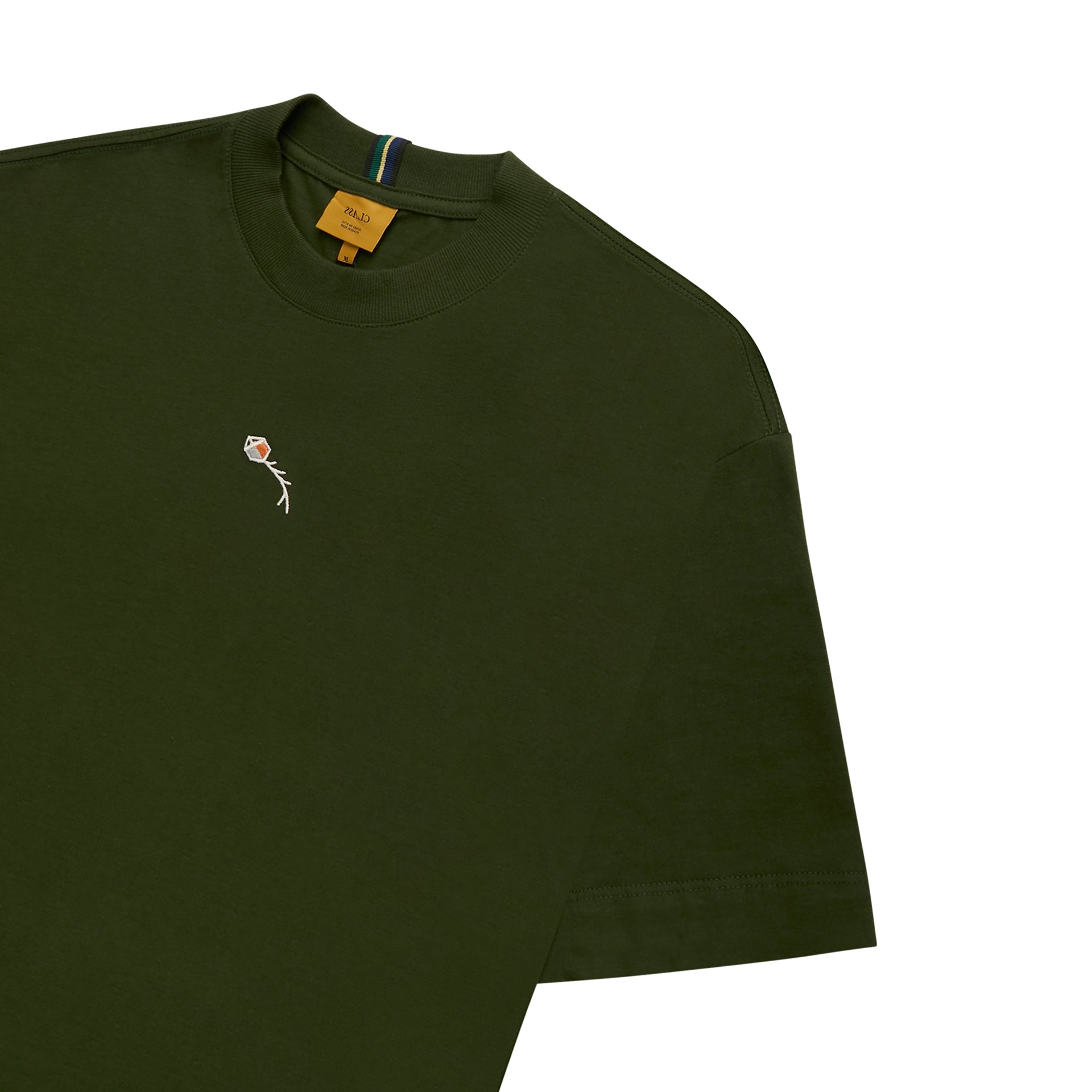 Camiseta verde escura com etiqueta interna e logo pequeno no lado esquerdo