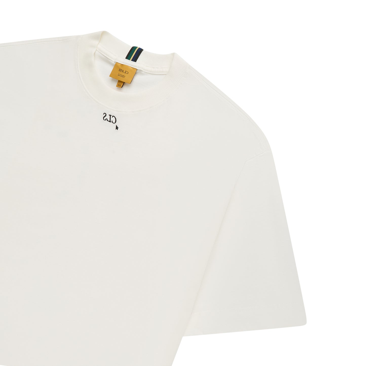Camiseta off-white com gola listrada e etiqueta interna na nuca