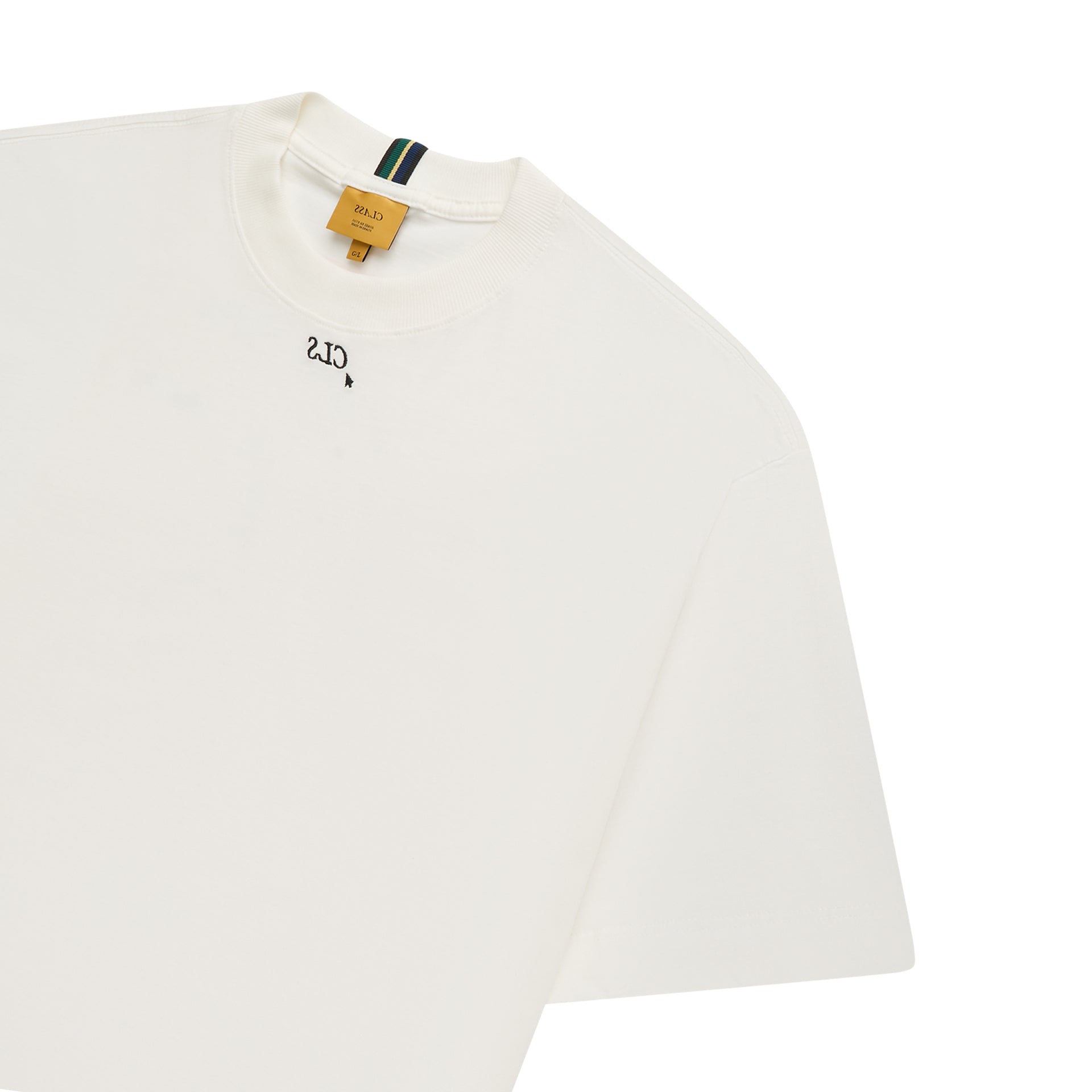 Camiseta off-white com gola listrada e etiqueta interna na nuca