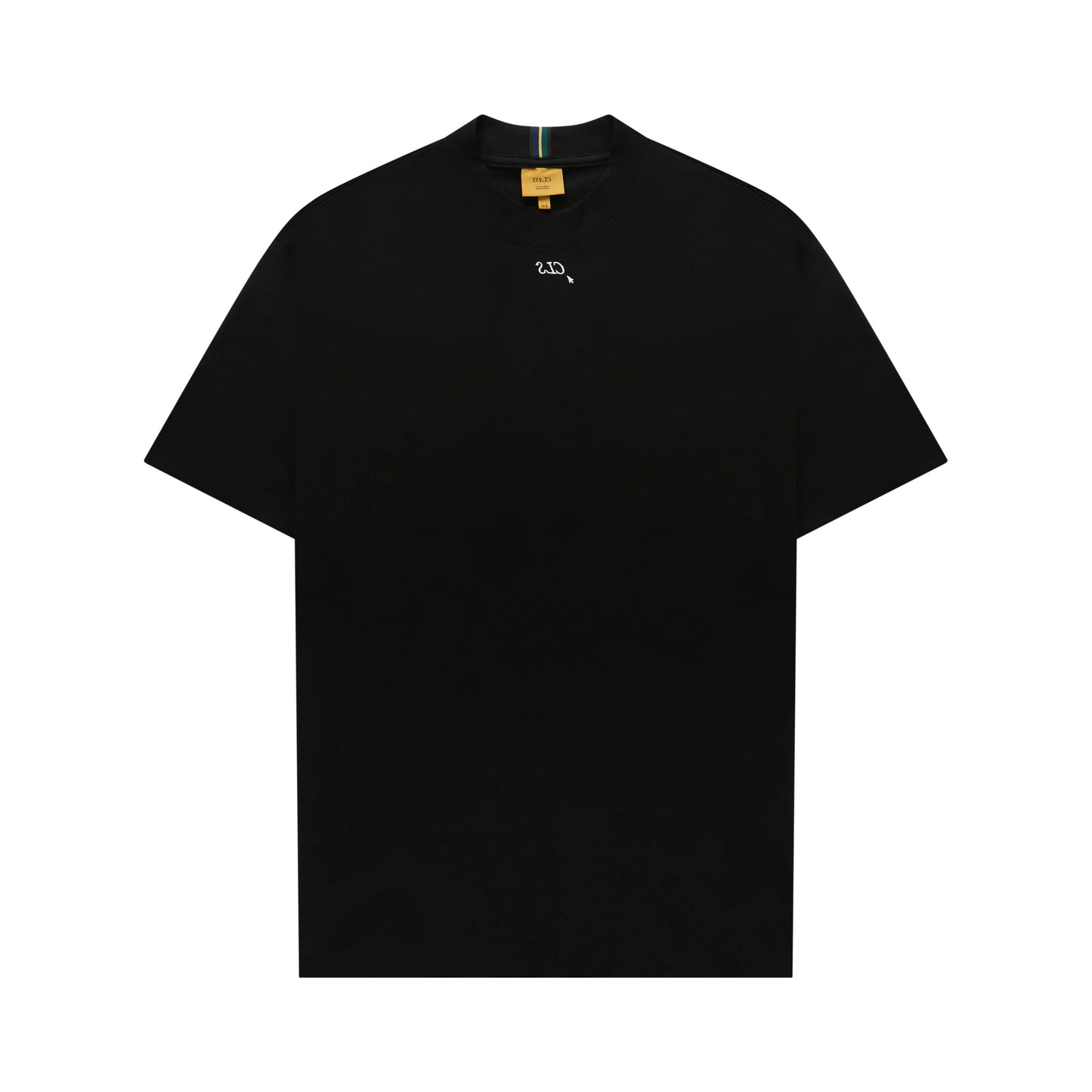 Camiseta preta lisa com pequena estampa escura e etiqueta interna na gola