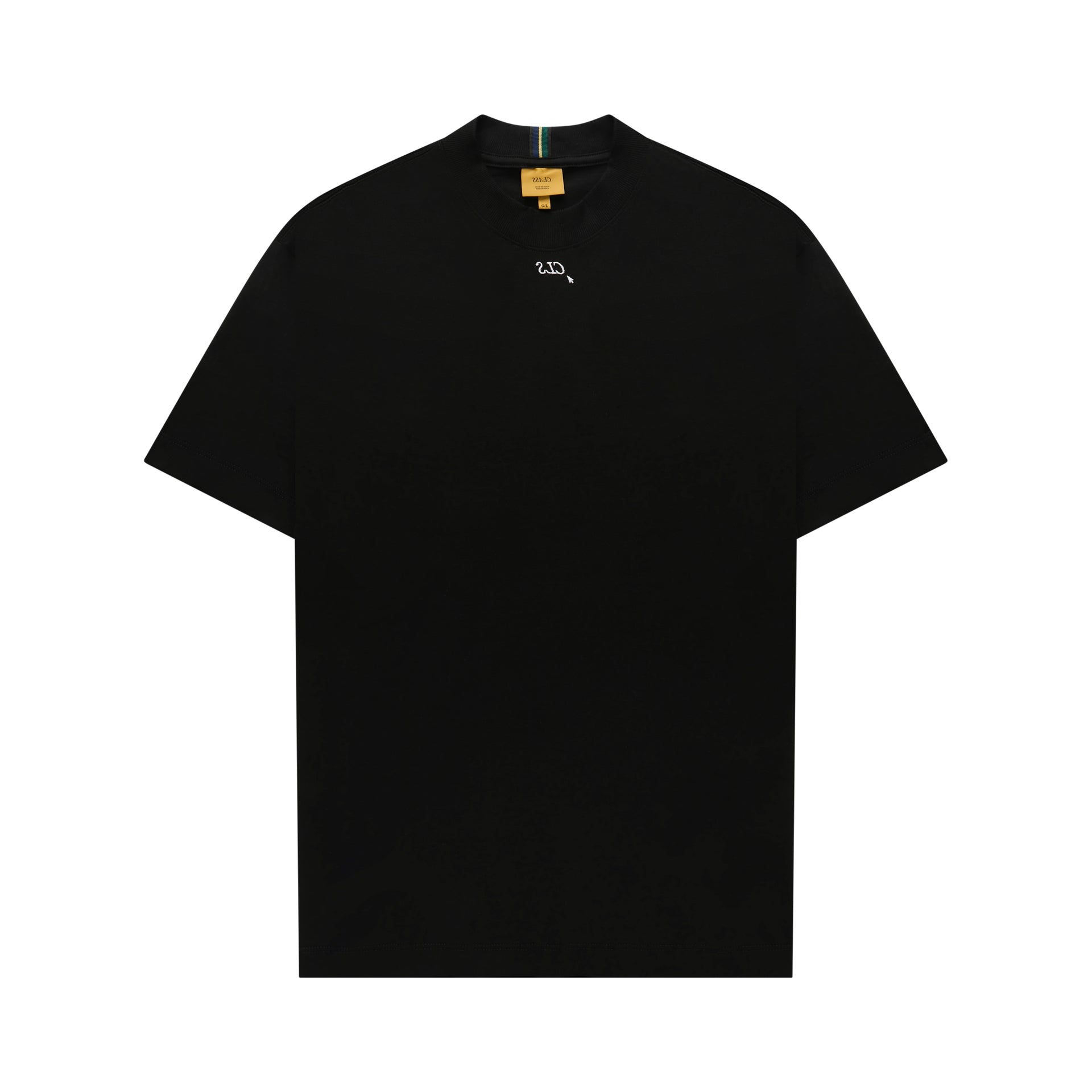 Camiseta preta lisa com pequena estampa escura e etiqueta interna na gola