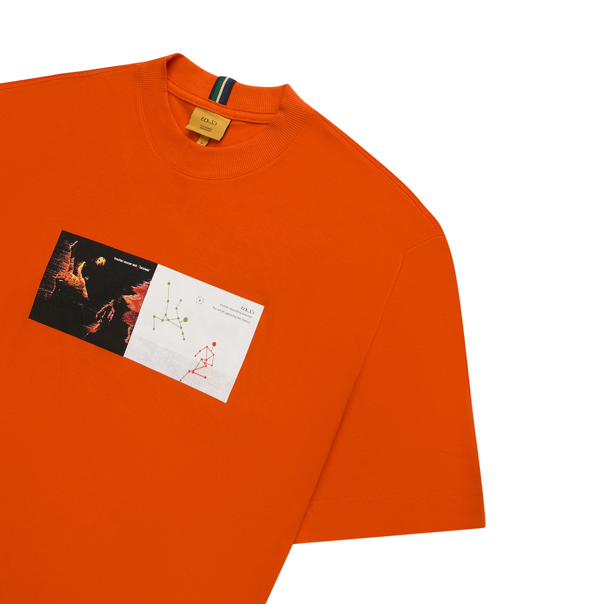 Camiseta laranja com estampa no peito e gola canelada