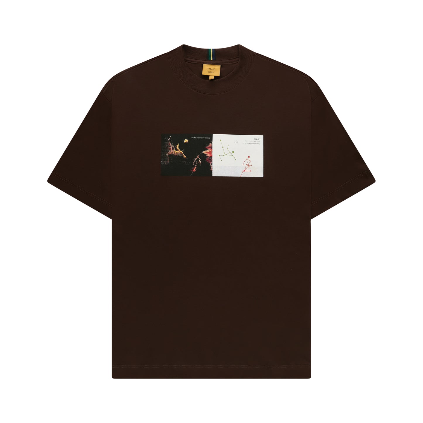 Camiseta marrom com estampa retangular frontal, gola careca e manga curta.