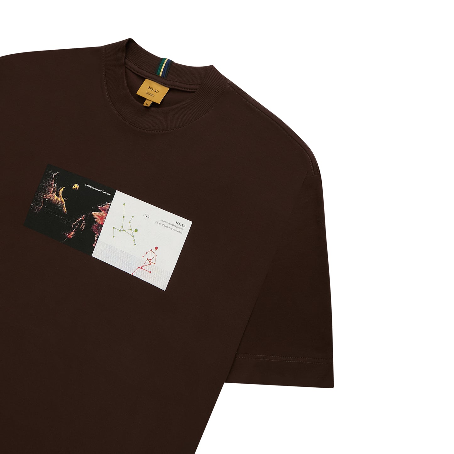 Camiseta marrom de manga curta com estampa frontal e etiqueta na gola.