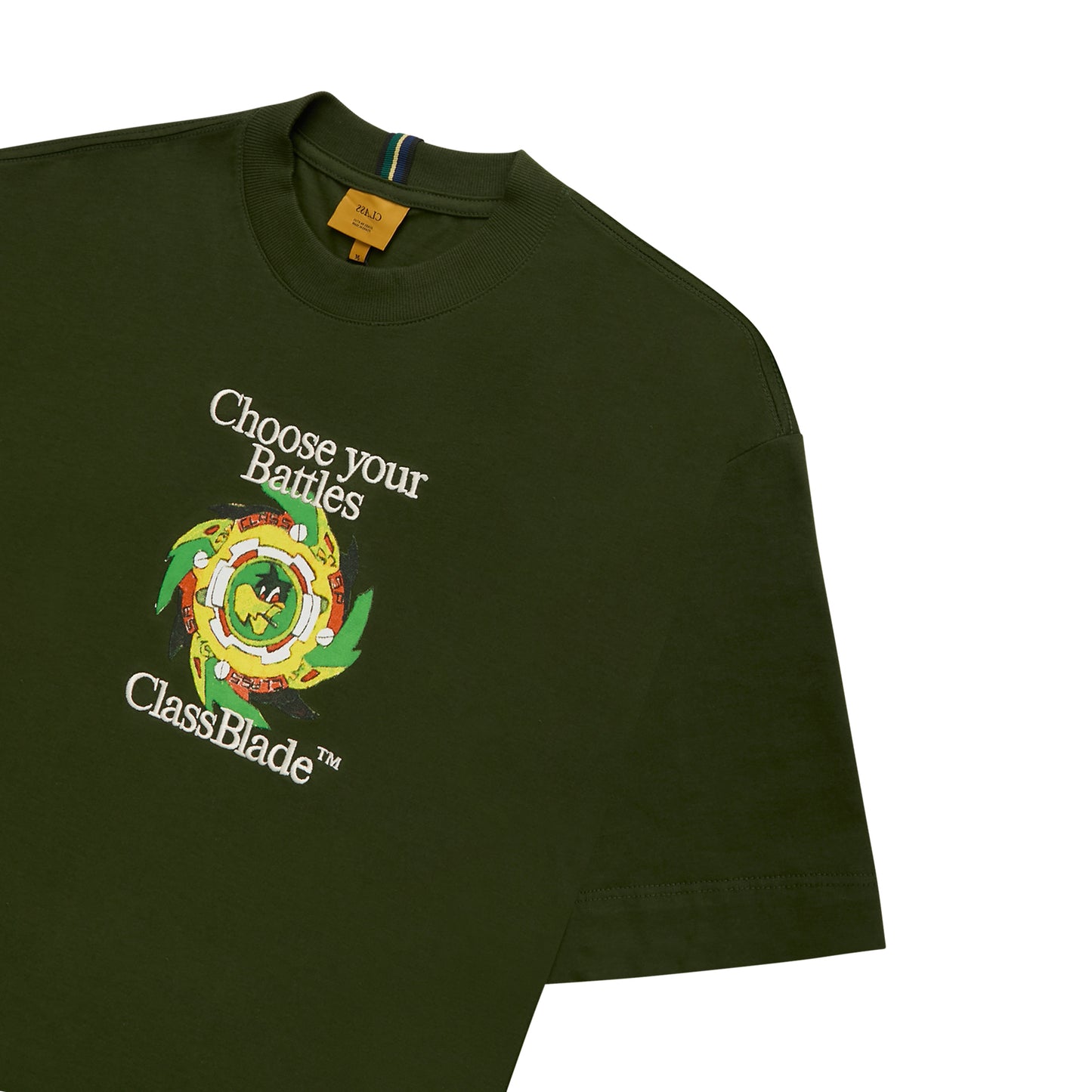 Camiseta verde ClassBlade com estampa frontal e gola careca, close no logo
