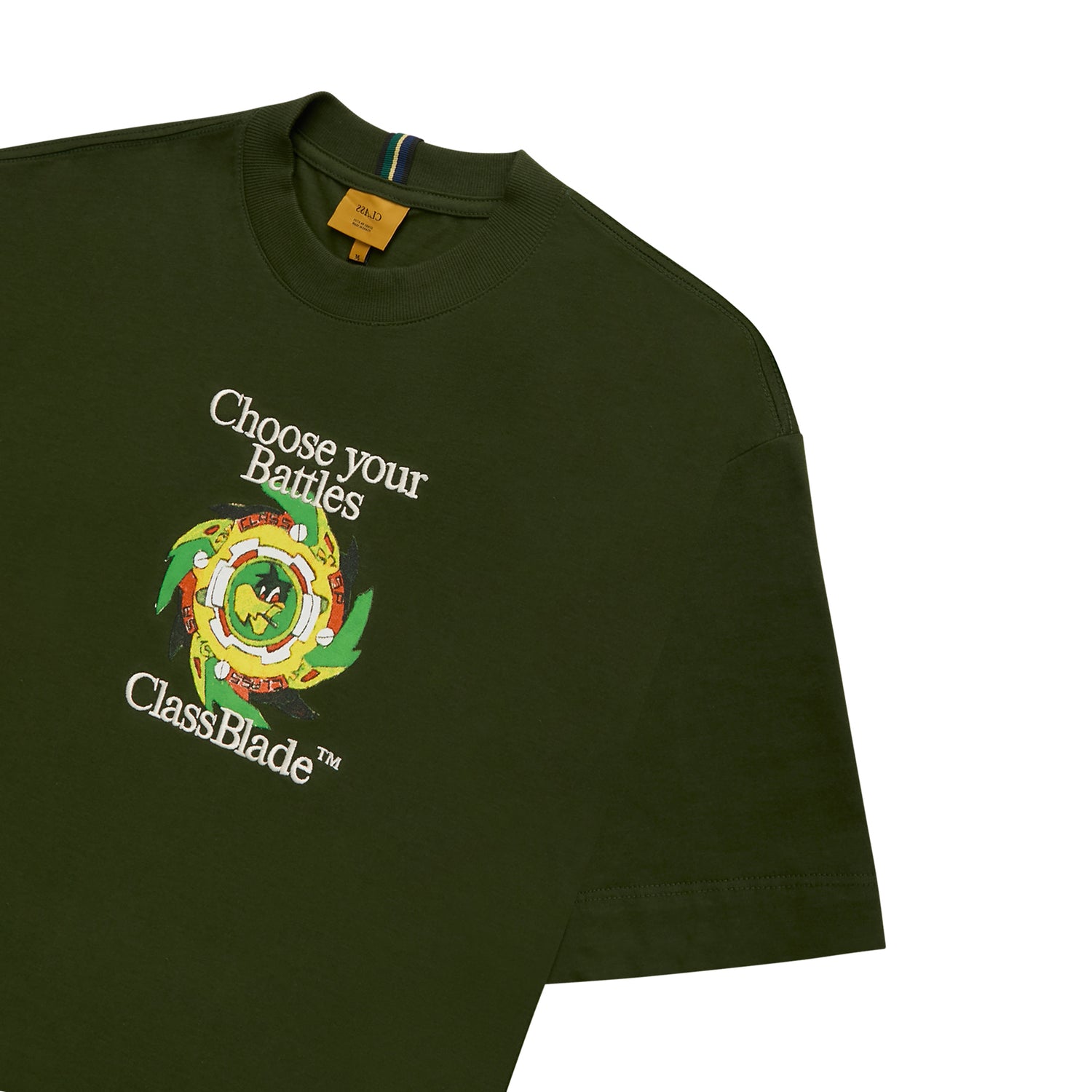 Camiseta verde ClassBlade com estampa frontal e gola careca, close no logo