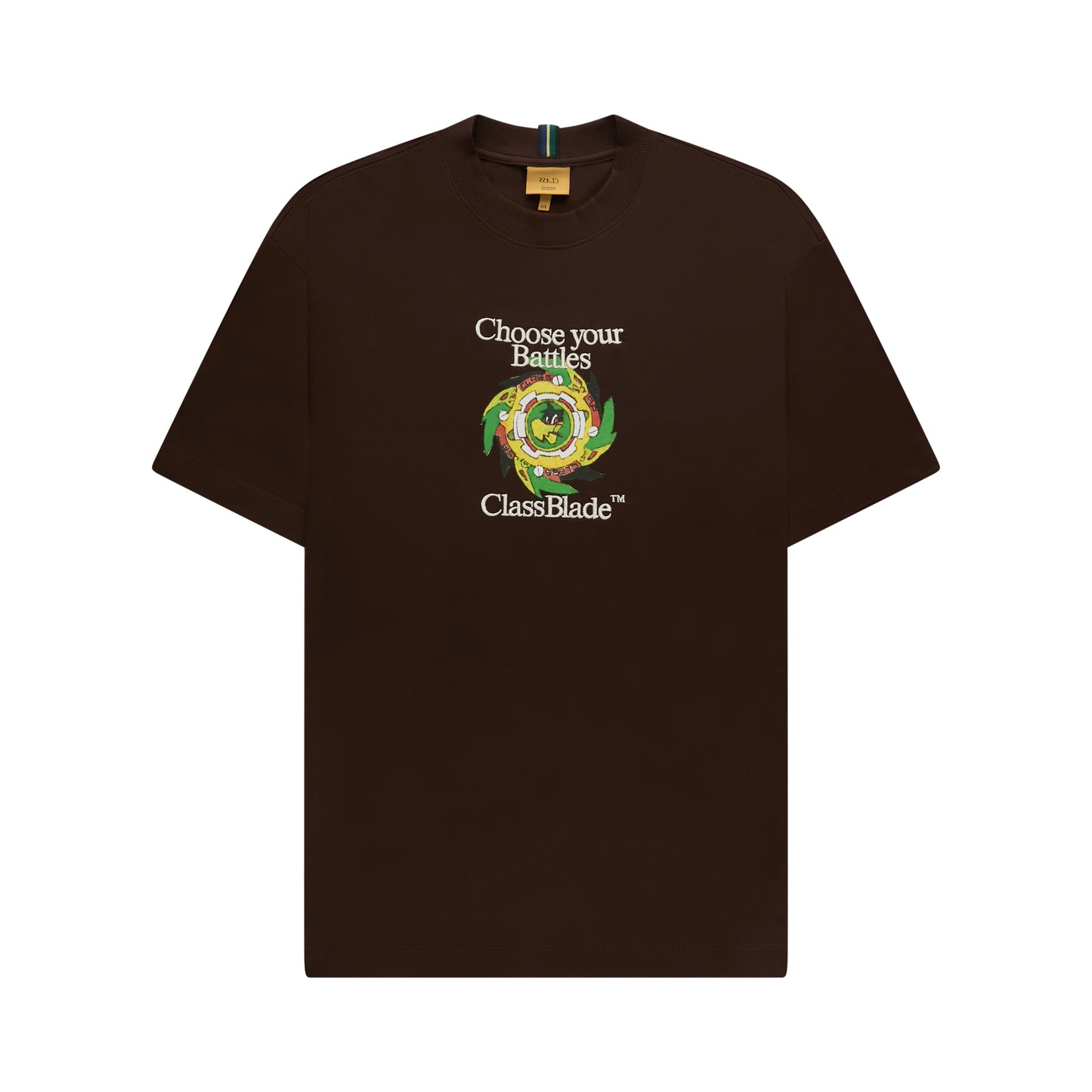 Camiseta marrom com estampa frontal colorida e gola careca