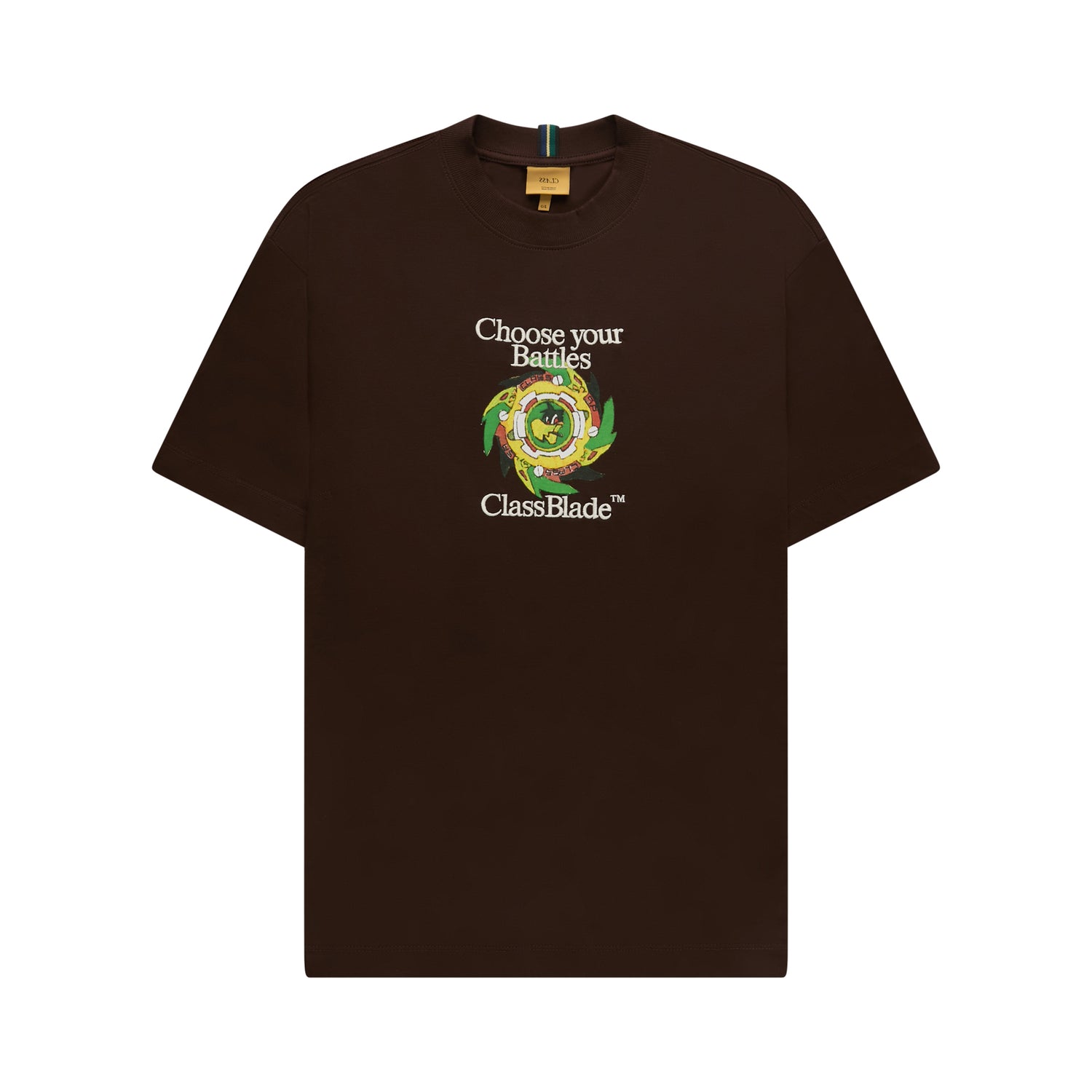 Camiseta marrom com estampa frontal colorida e gola careca