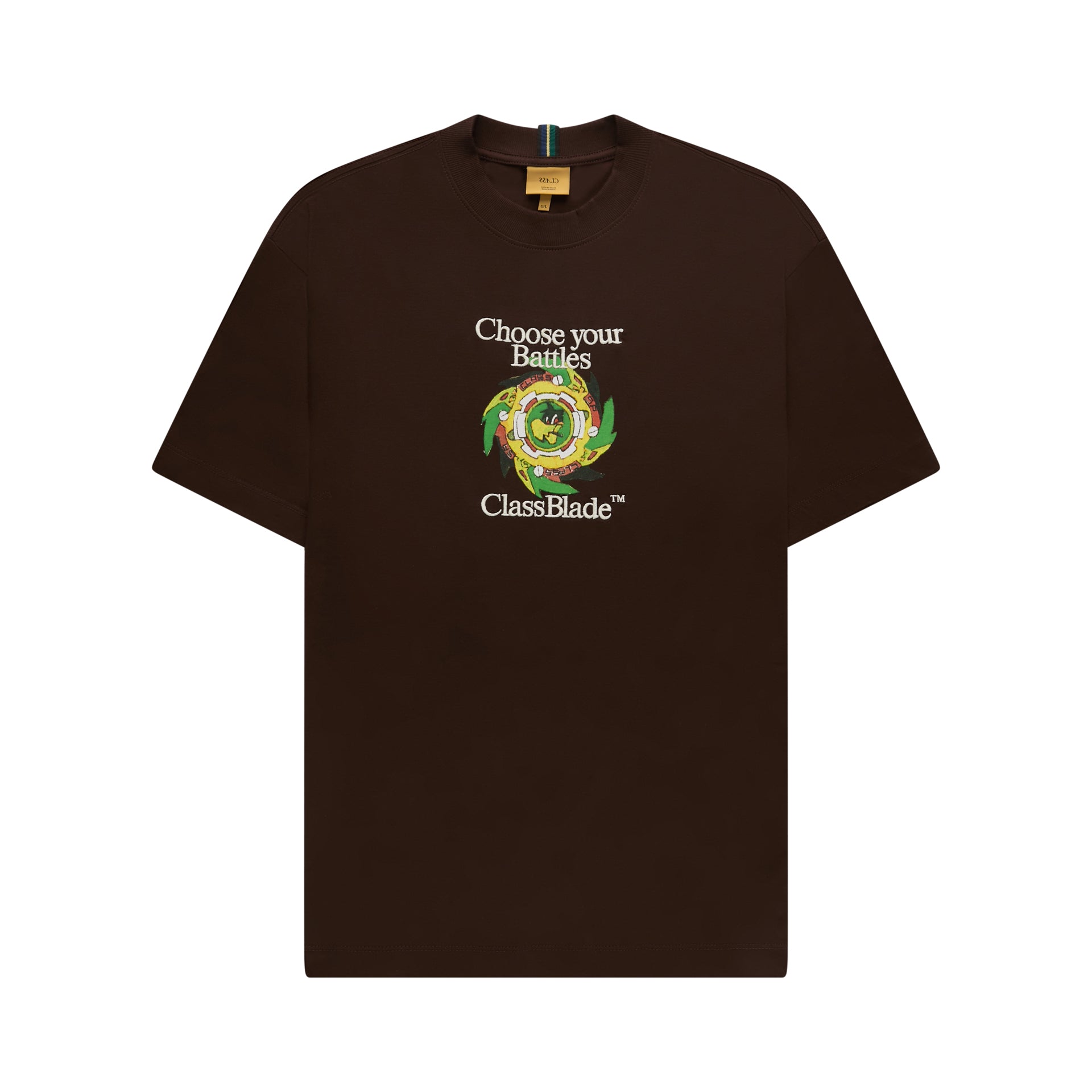 Camiseta marrom com estampa frontal colorida e gola careca