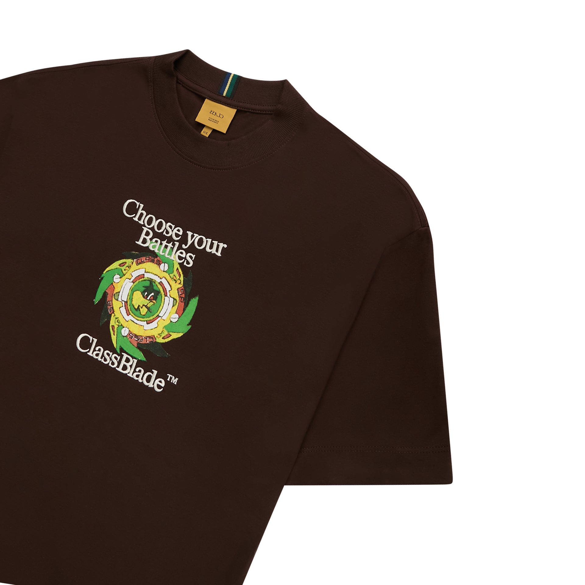 Camiseta marrom com estampa frontal e etiqueta na gola