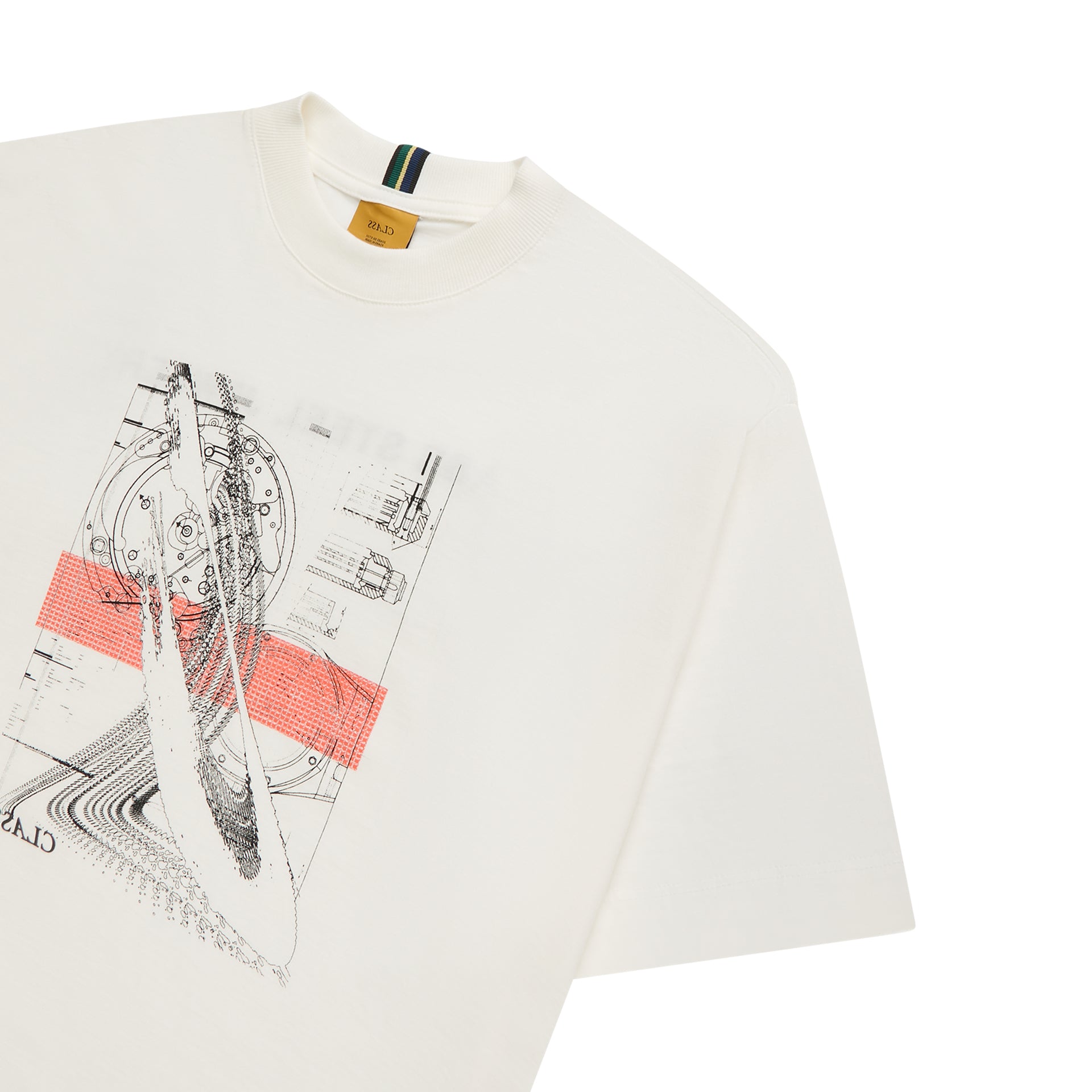 Camiseta off-white com estampa frontal em desenho técnico cinza e faixa vermelha.