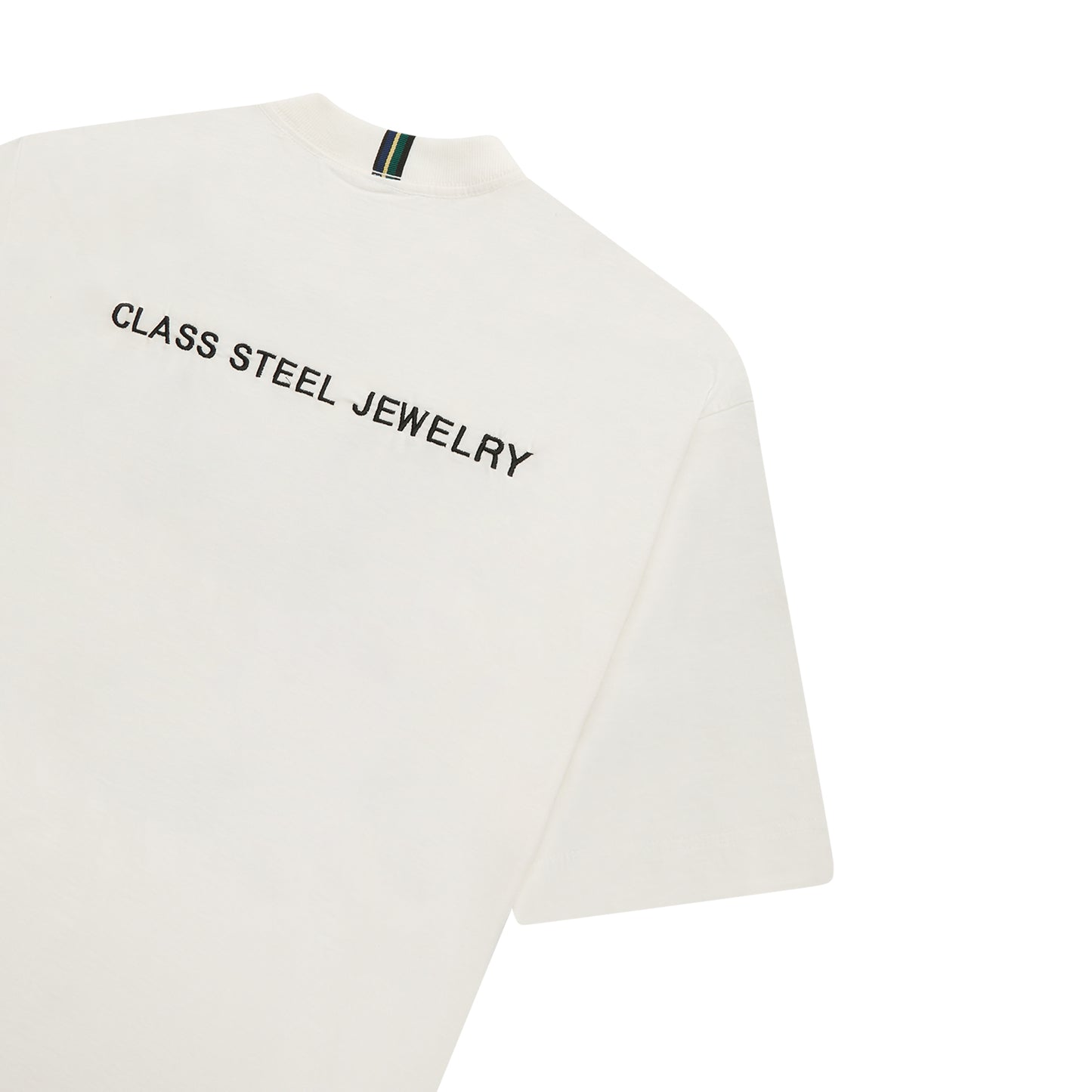 Camiseta off-white com texto 'CLASS STEEL JEWELRY' nas costas e gola careca.