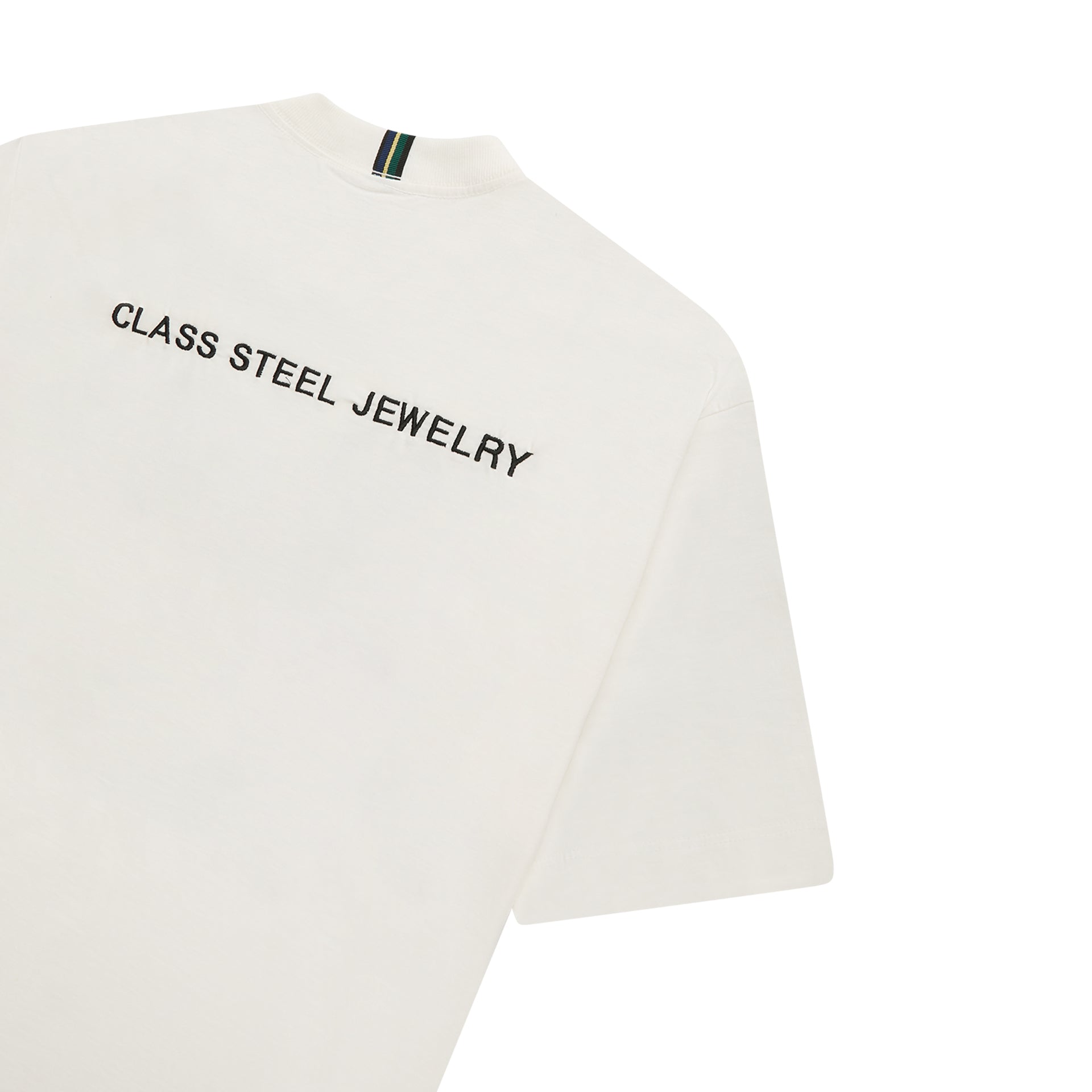 Camiseta off-white com texto 'CLASS STEEL JEWELRY' nas costas e gola careca.