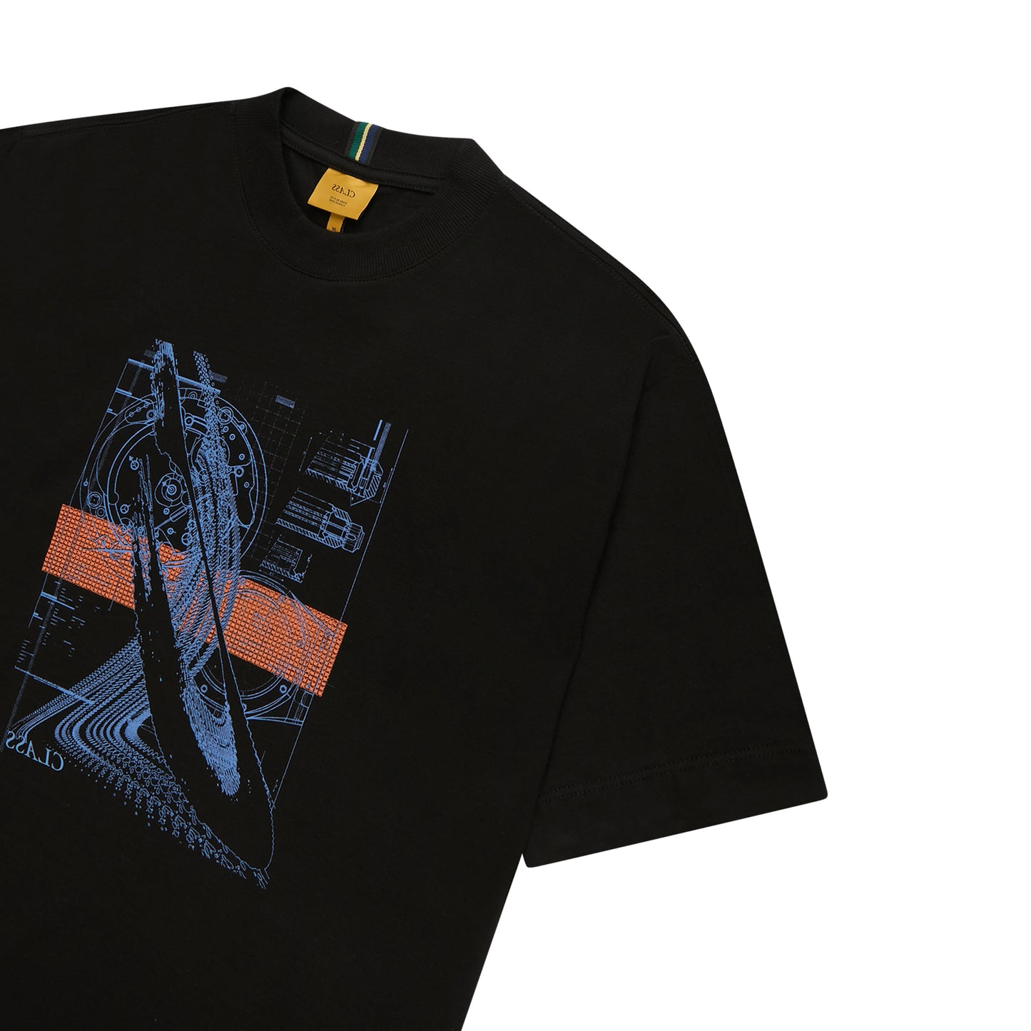 Camiseta preta com estampa gráfica azul e laranja na parte frontal.