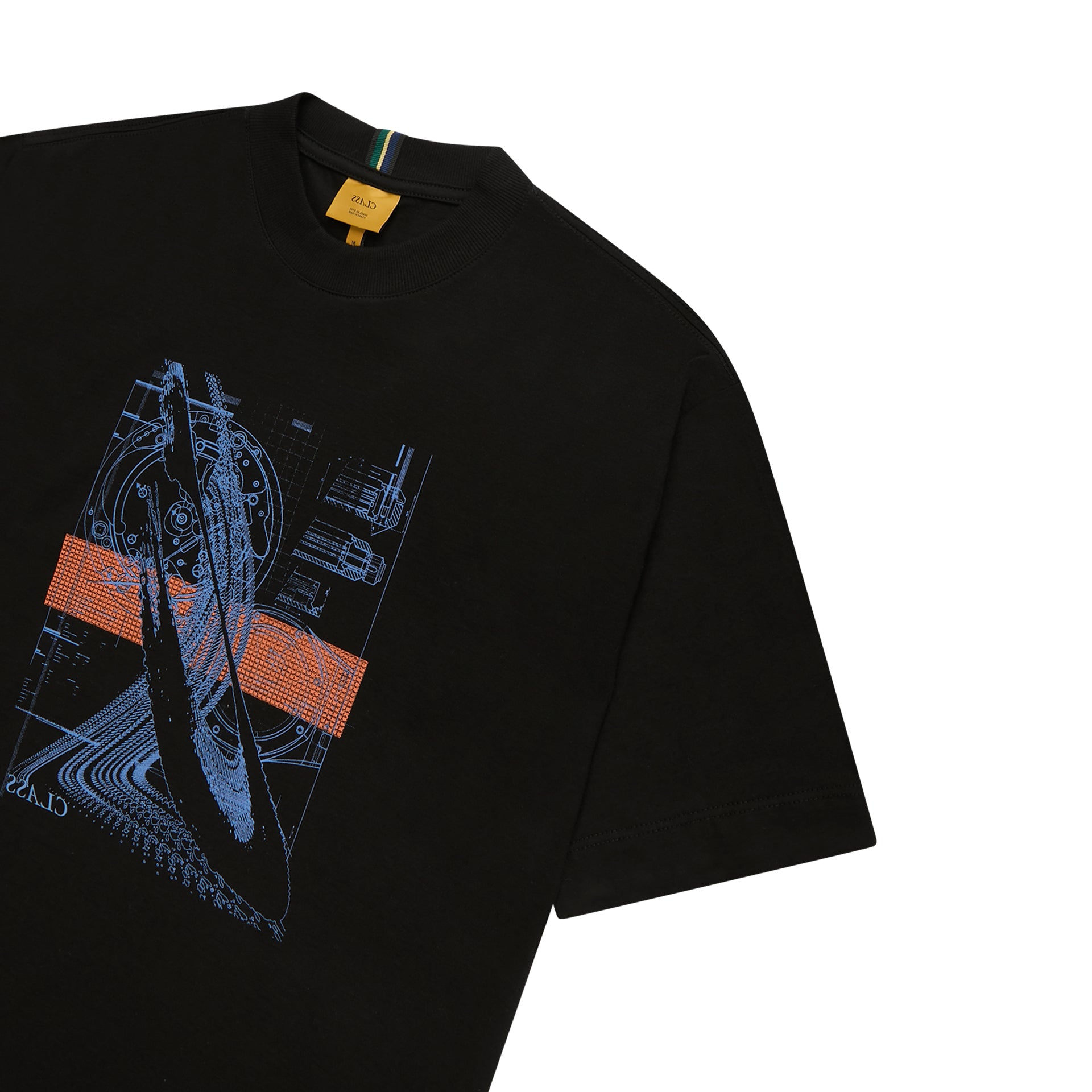 Camiseta preta com estampa gráfica azul e laranja na parte frontal.