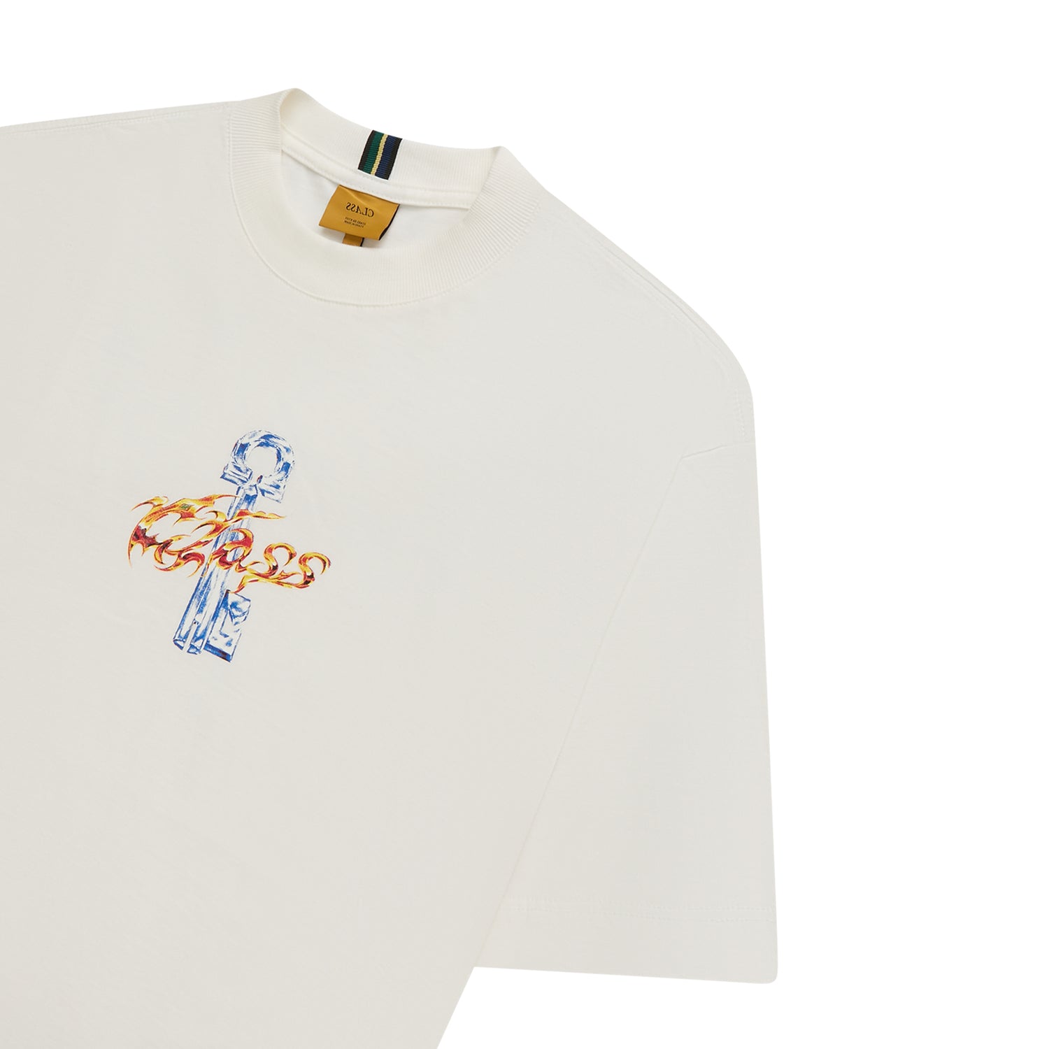 Camiseta off-white com estampa colorida no peito e gola canelada com etiqueta interna