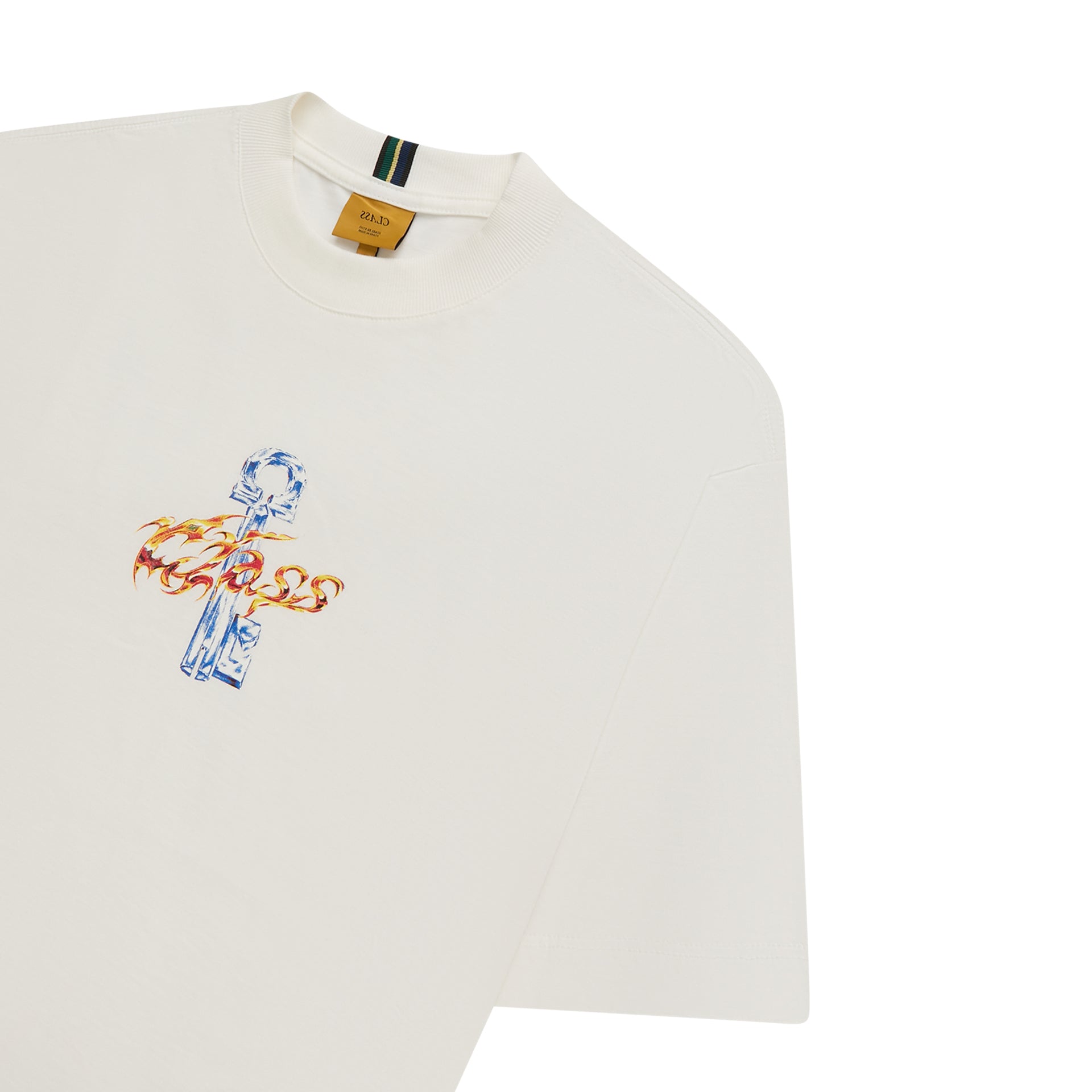 Camiseta off-white com estampa colorida no peito e gola canelada com etiqueta interna