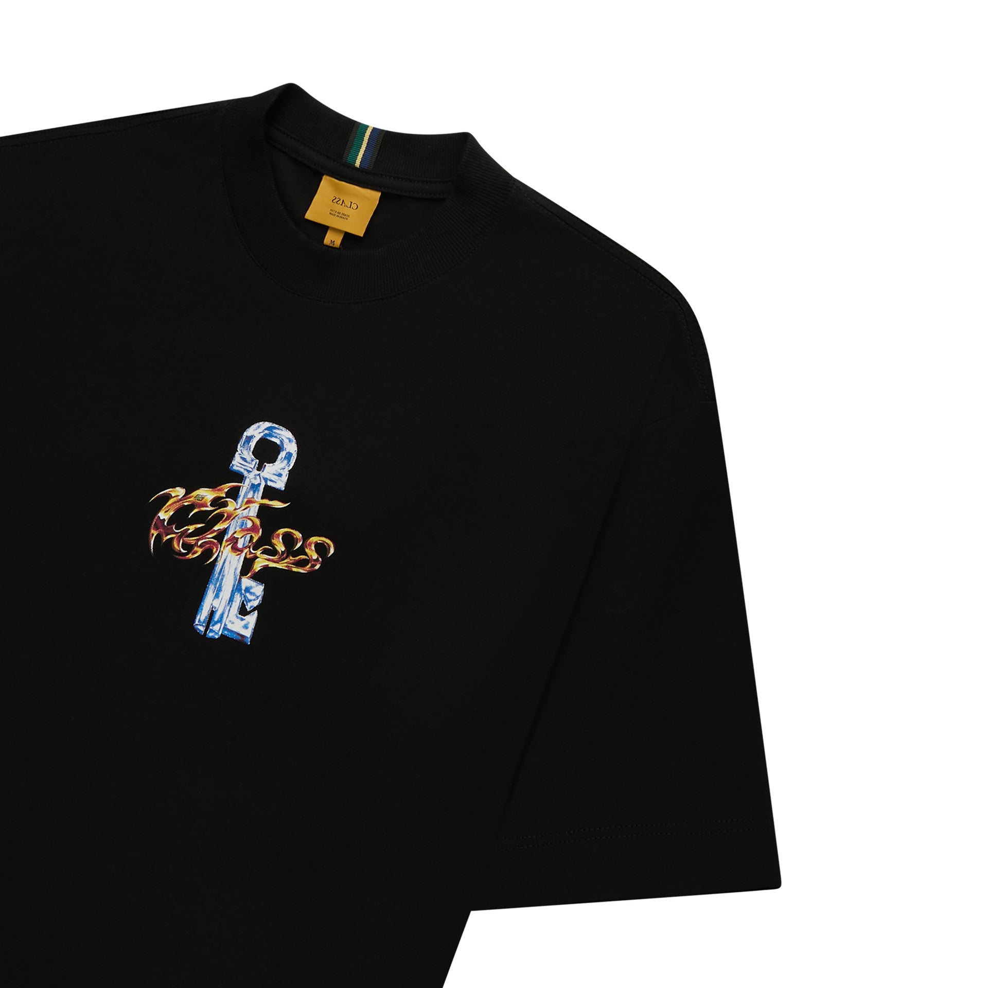 Camiseta preta com estampa colorida no peito e gola careca