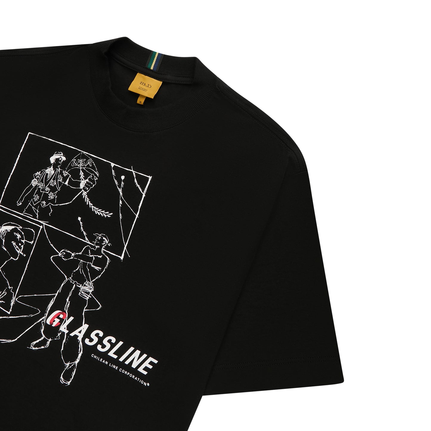Camiseta preta com estampa em linha branca e etiqueta na gola, lado com texto GLASSLINE.
