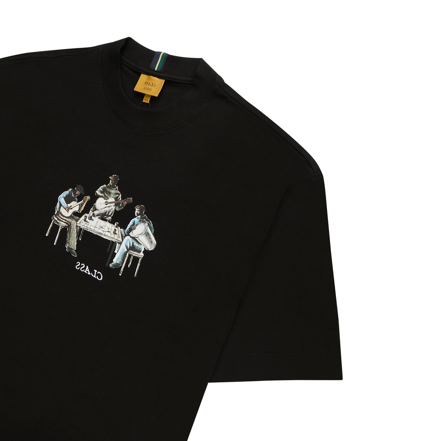 Camiseta preta com gola careca e estampa central de músicos sentados