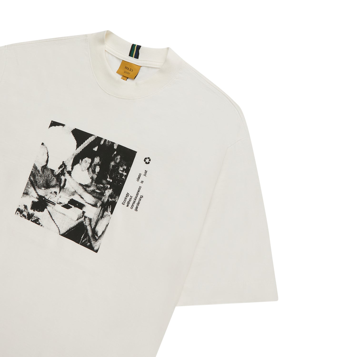 Camiseta off-white com estampa preta e branca em destaque na frente