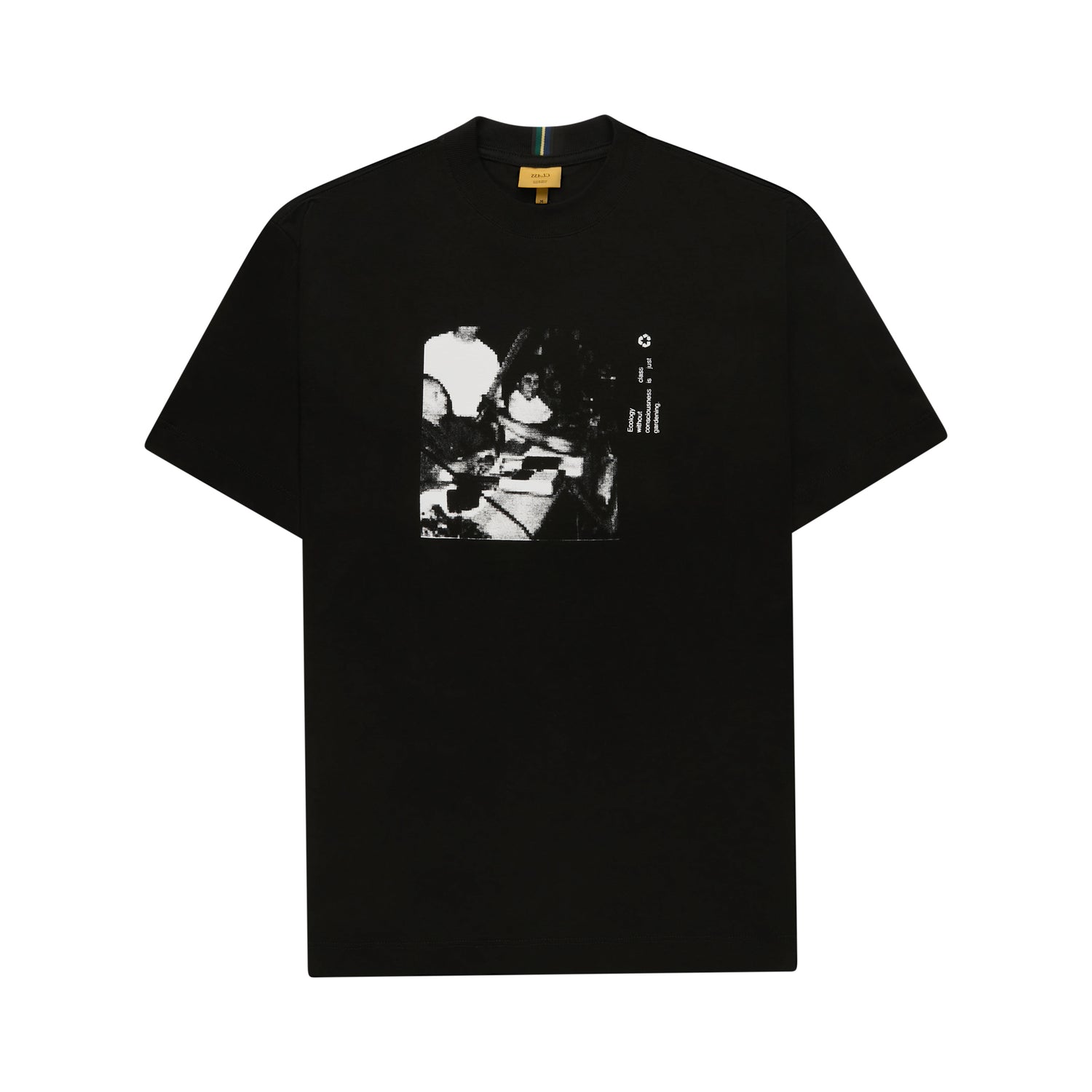 Camiseta preta lisa com estampa retangular preto e branco no centro do peito