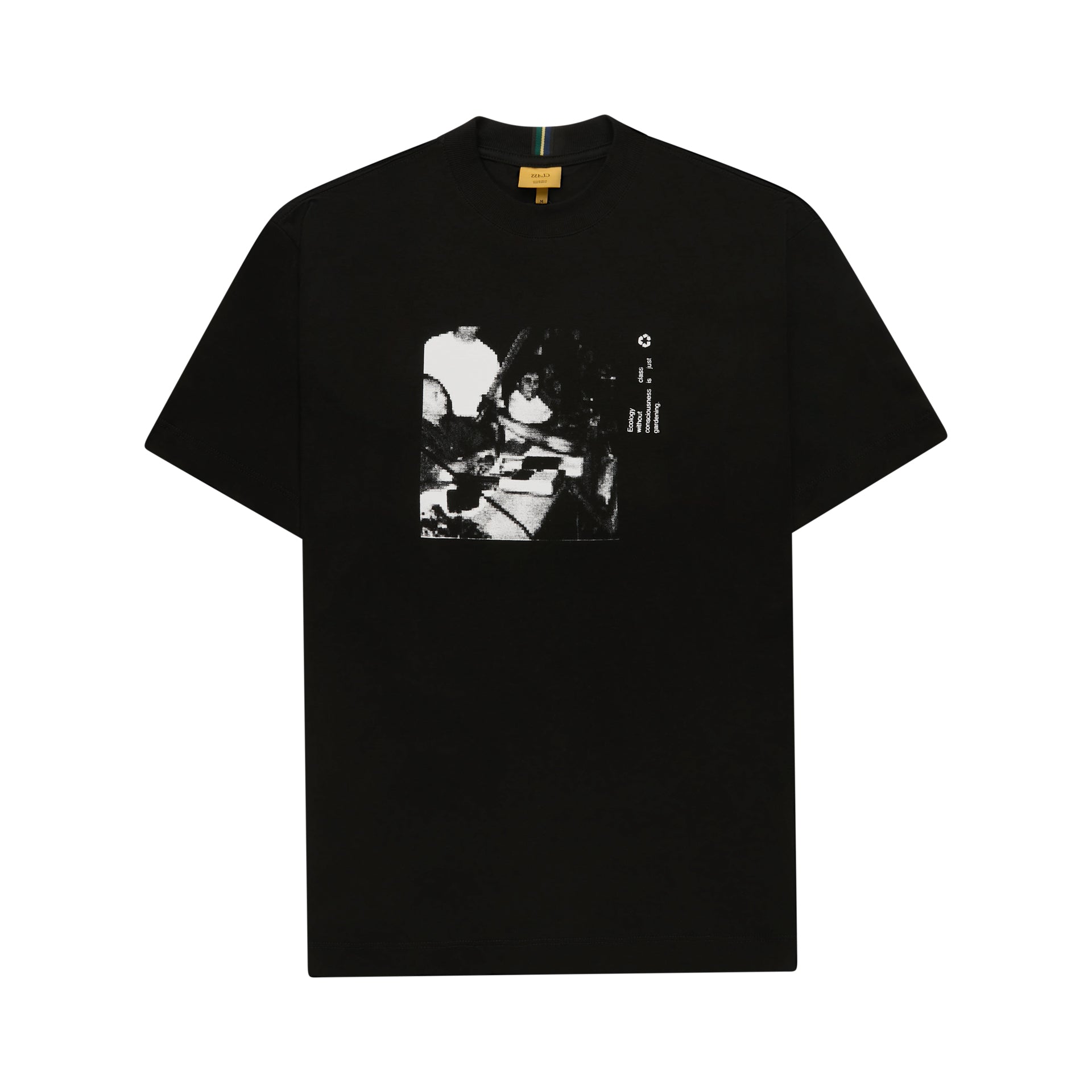 Camiseta preta lisa com estampa retangular preto e branco no centro do peito