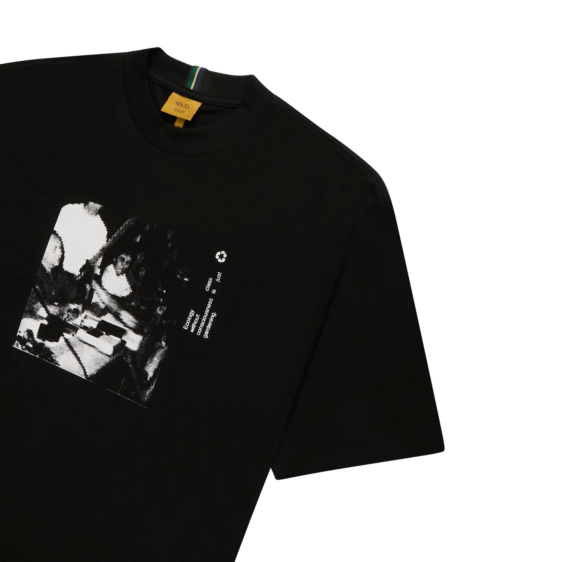 Camiseta preta com estampa retangular preto e branco no peito
