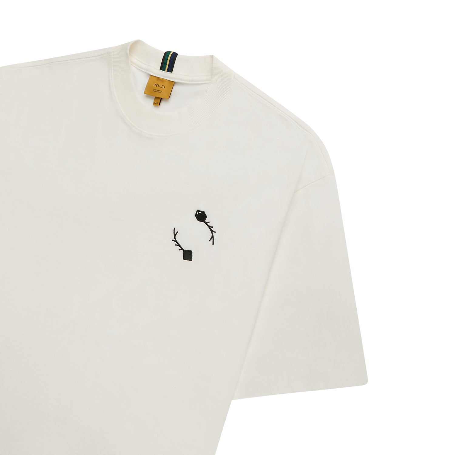 Camiseta off-white com estampa preta estilizada no peito e gola redonda