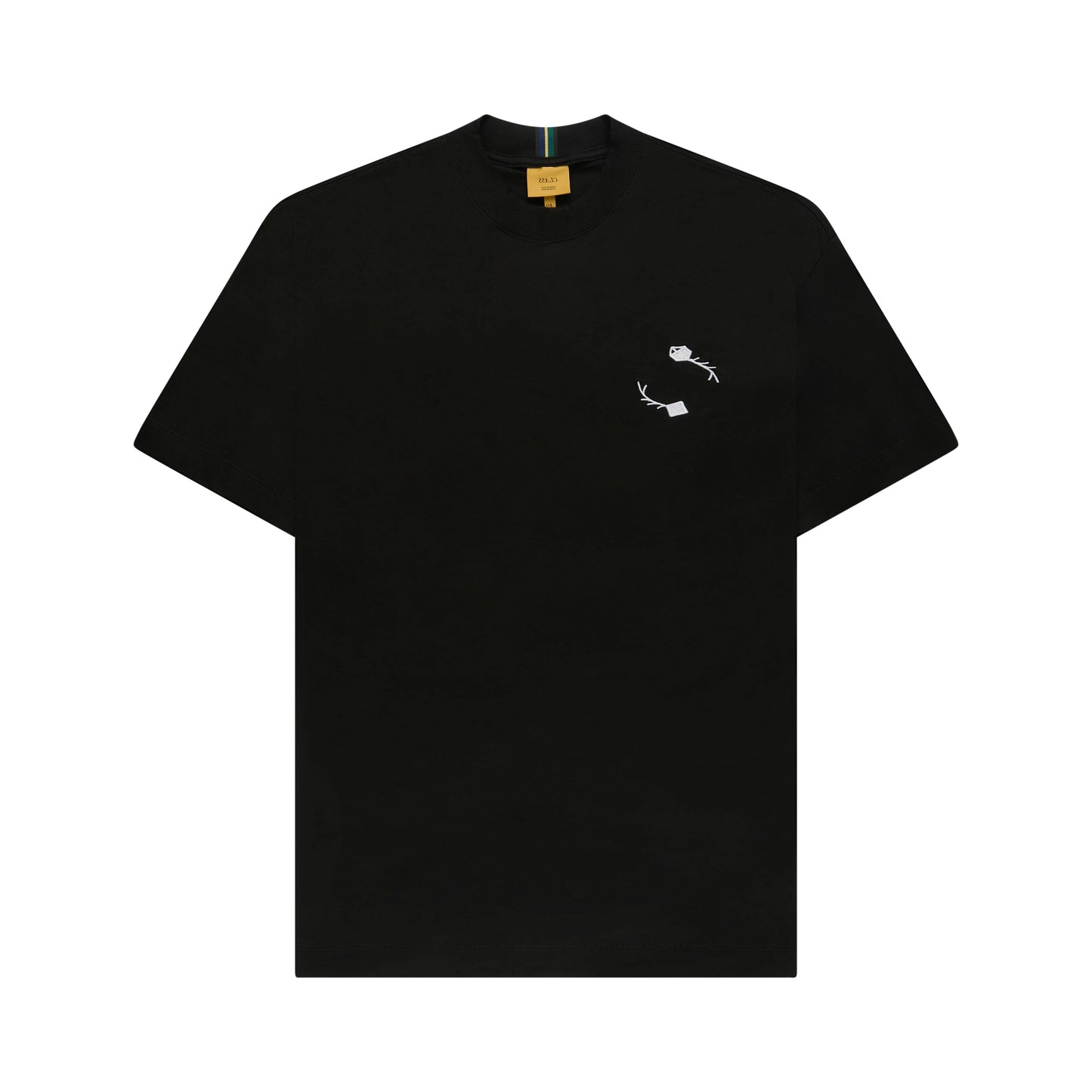 Camiseta preta de gola careca com estampa branca no peito, vista frontal
