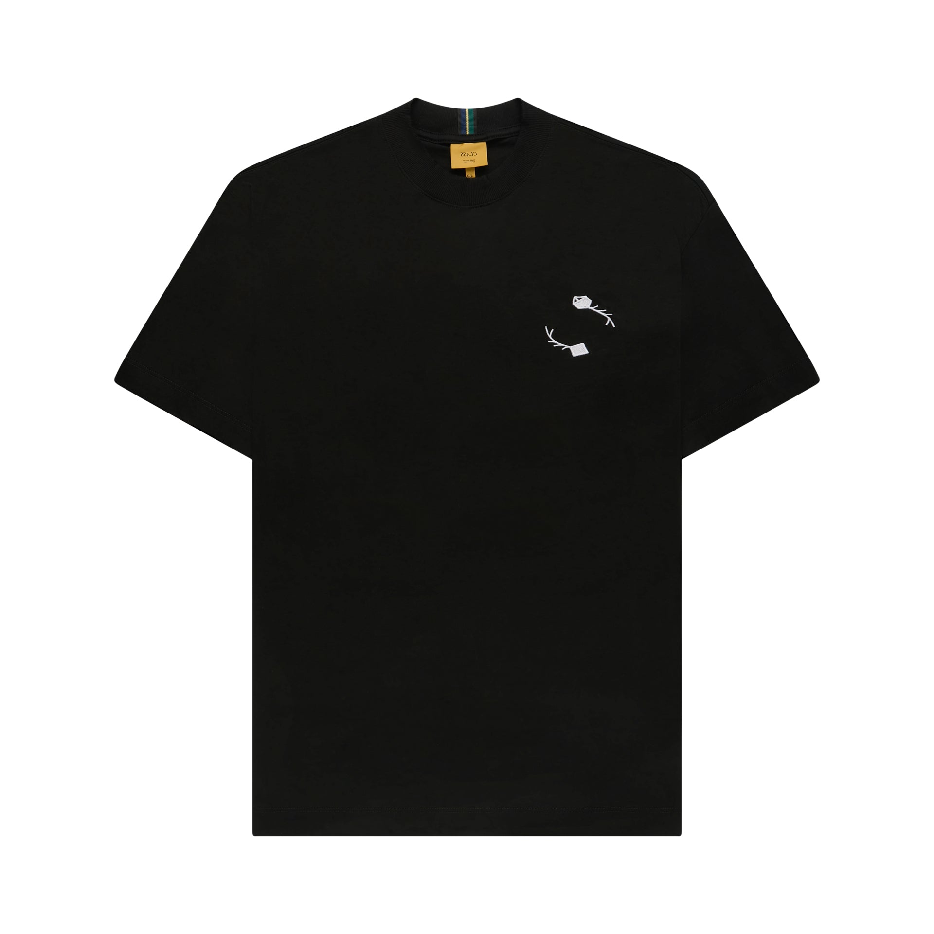 Camiseta preta de gola careca com estampa branca no peito, vista frontal