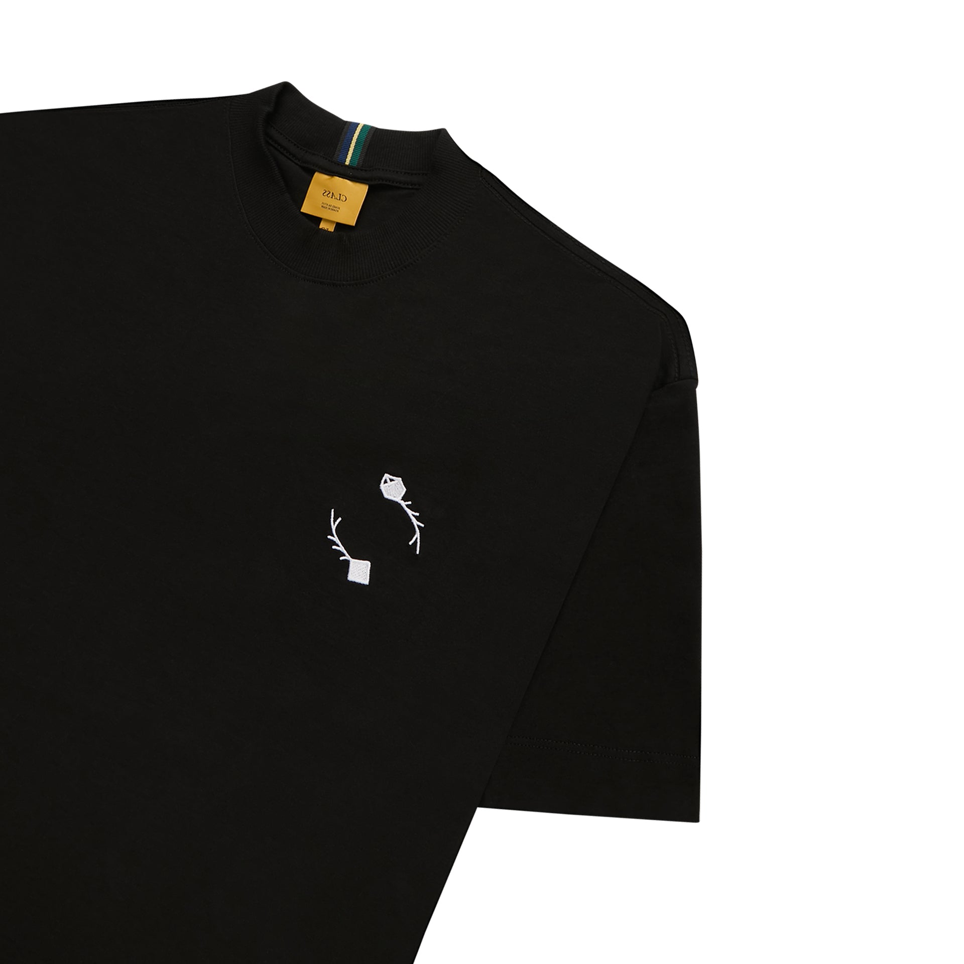Camiseta preta de gola careca com estampa branca no peito, vista lateral