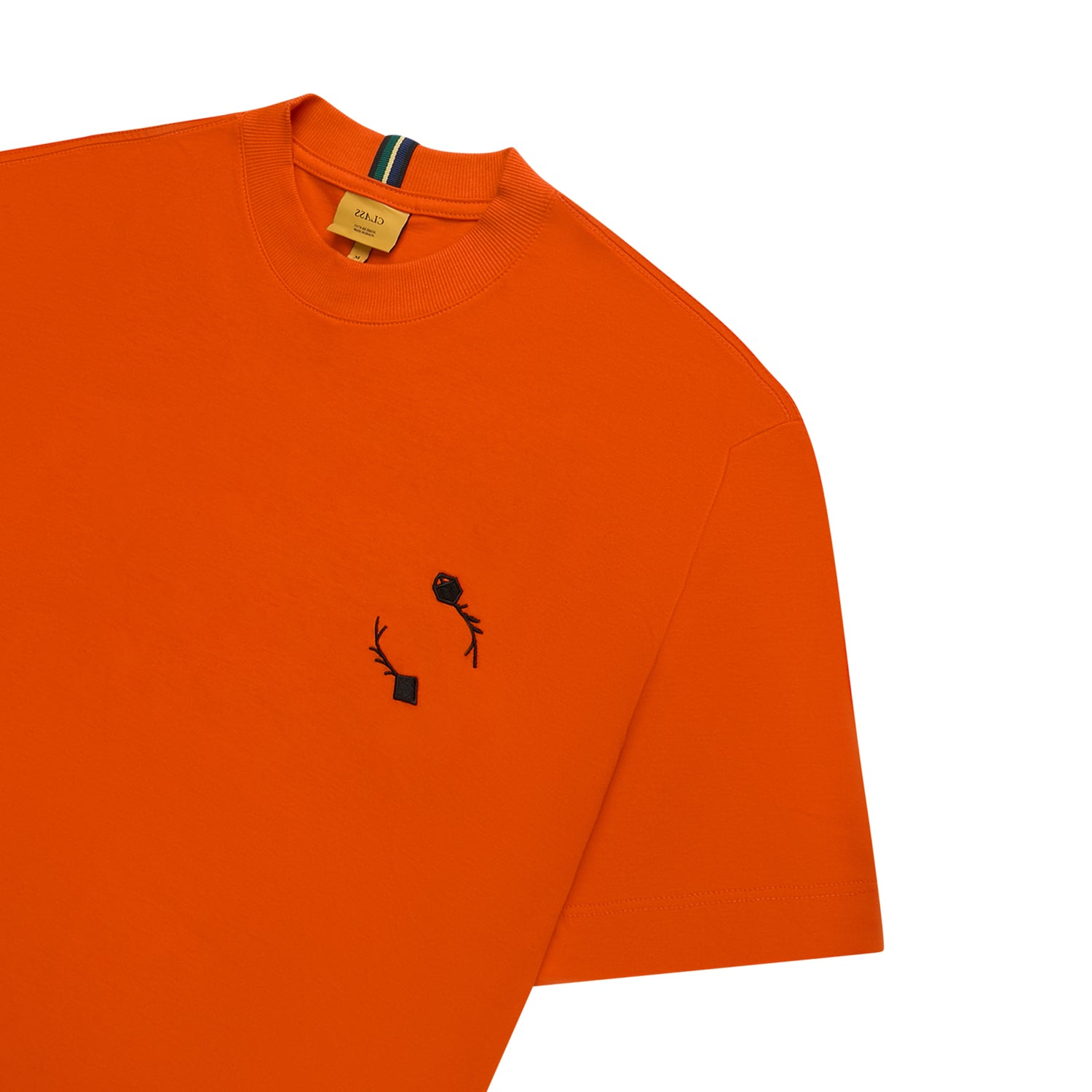 Camiseta laranja com estampa preta de personagens no lado esquerdo do peito