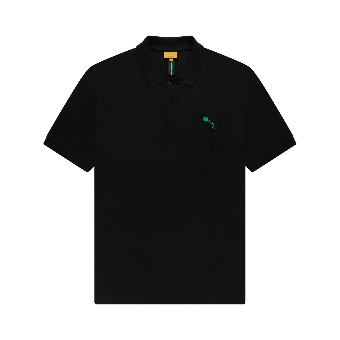 Camisa polo preta com gola e botões, logotipo bordado verde no peito.