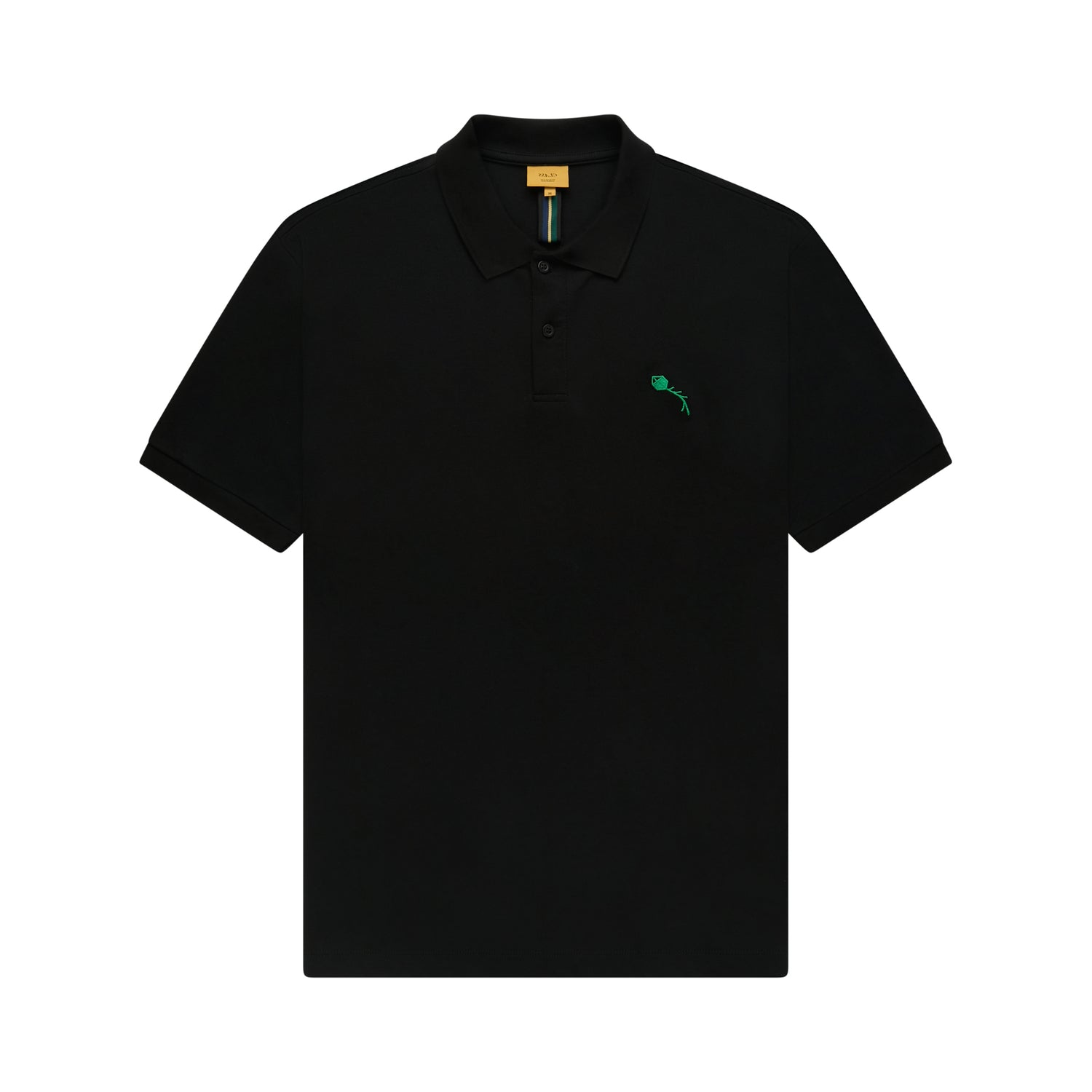 Camisa polo preta com gola e botões, logotipo bordado verde no peito.