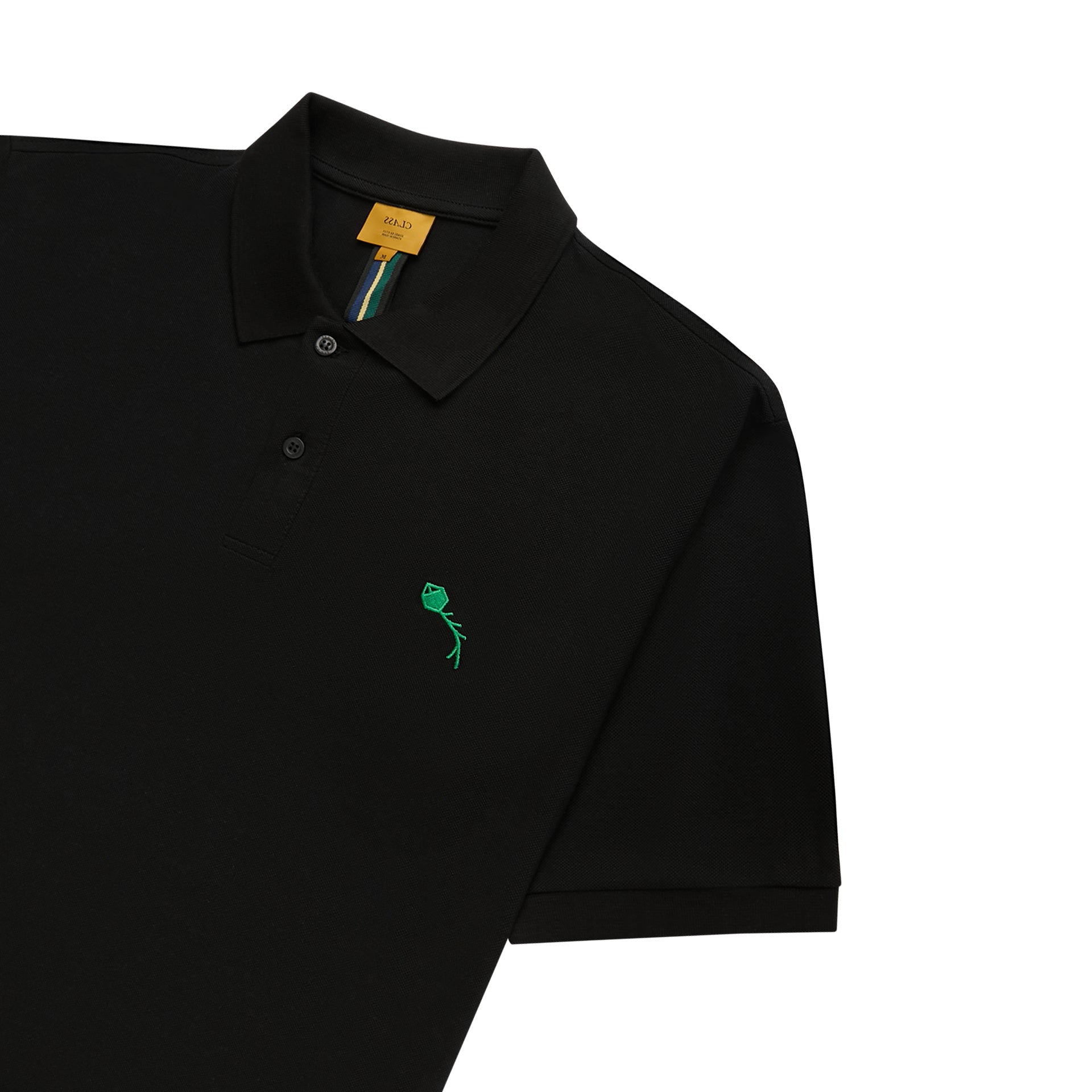 Camisa polo preta com gola e botões, bordado verde em detalhe no peito.