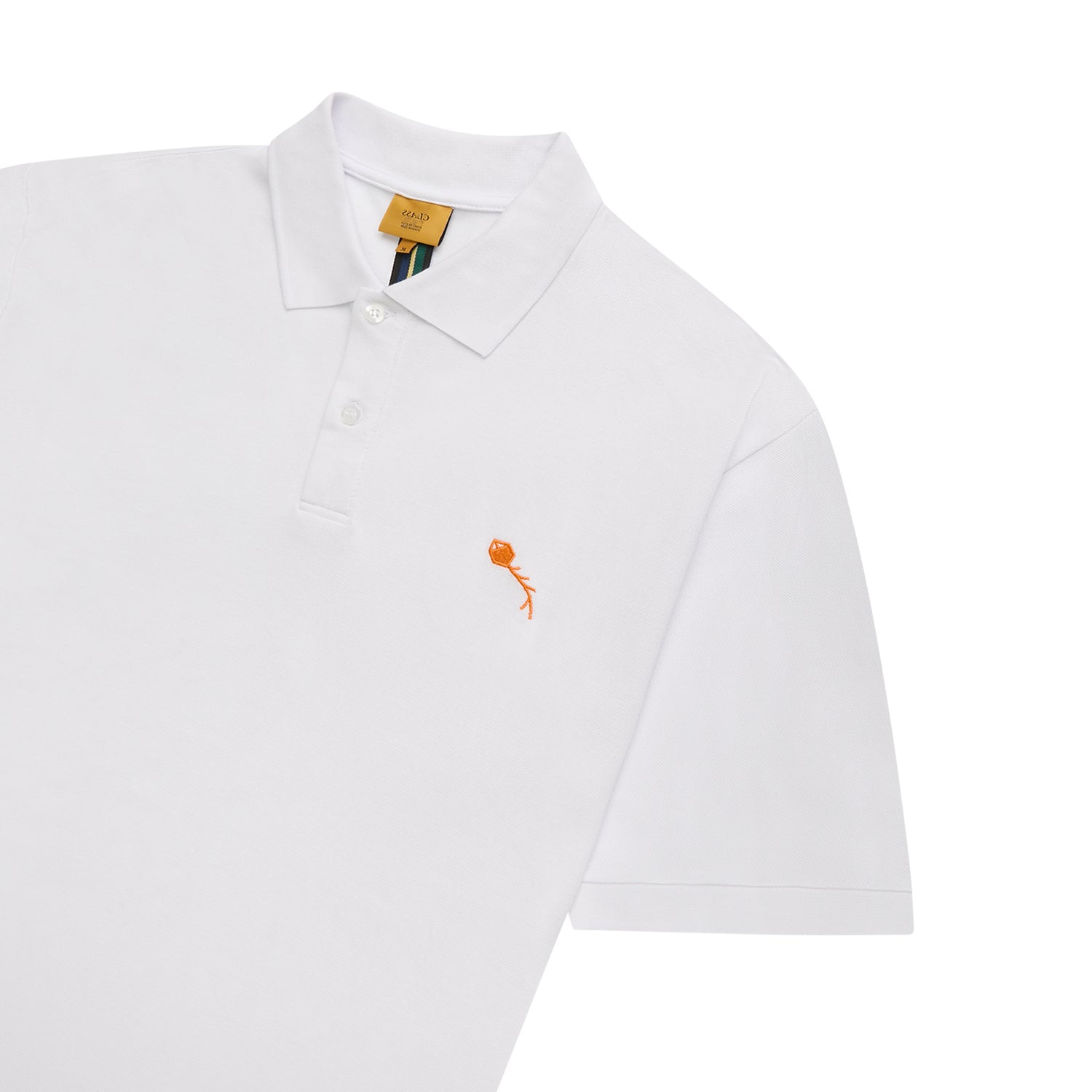 Camisa polo off-white com gola abotoada e bordado laranja no lado do peito