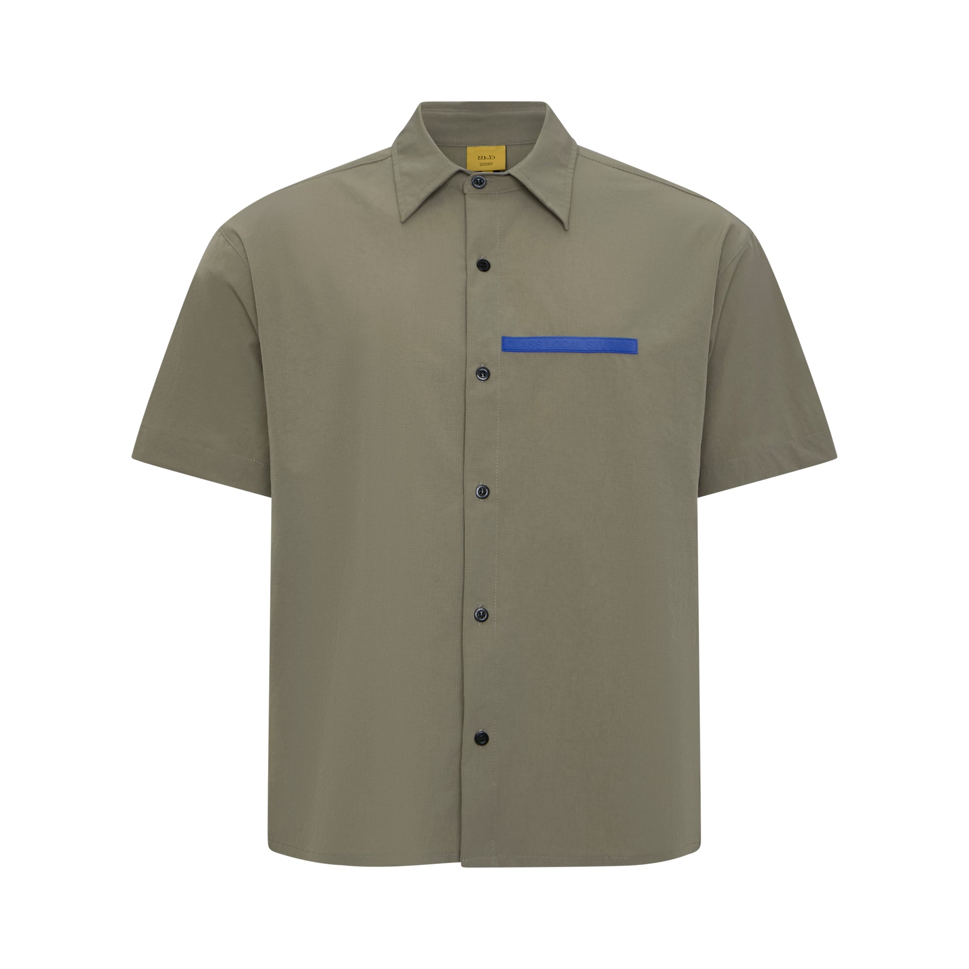 Camisa clássica verde oliva de manga curta com colarinho e faixa azul no peito.