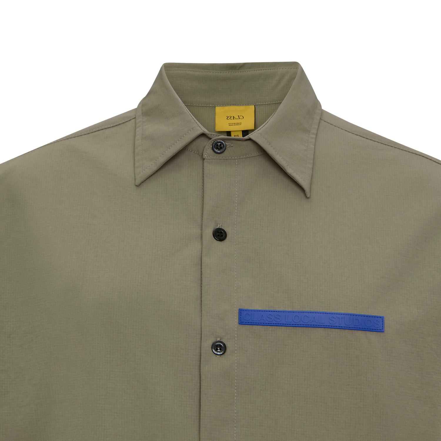 Camisa clássica verde oliva com colarinho e botões, detalhe azul no peito.